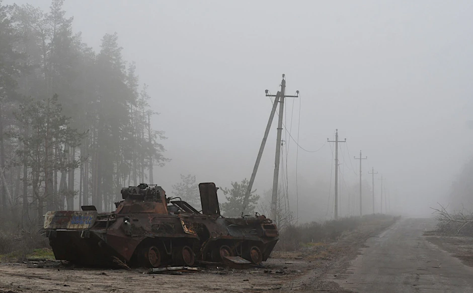 Ein zerstörtes russisches Militärfahrzeug steht in der Nähe des kürzlich zurückeroberten Dorfes Jampil in der Ukraine.