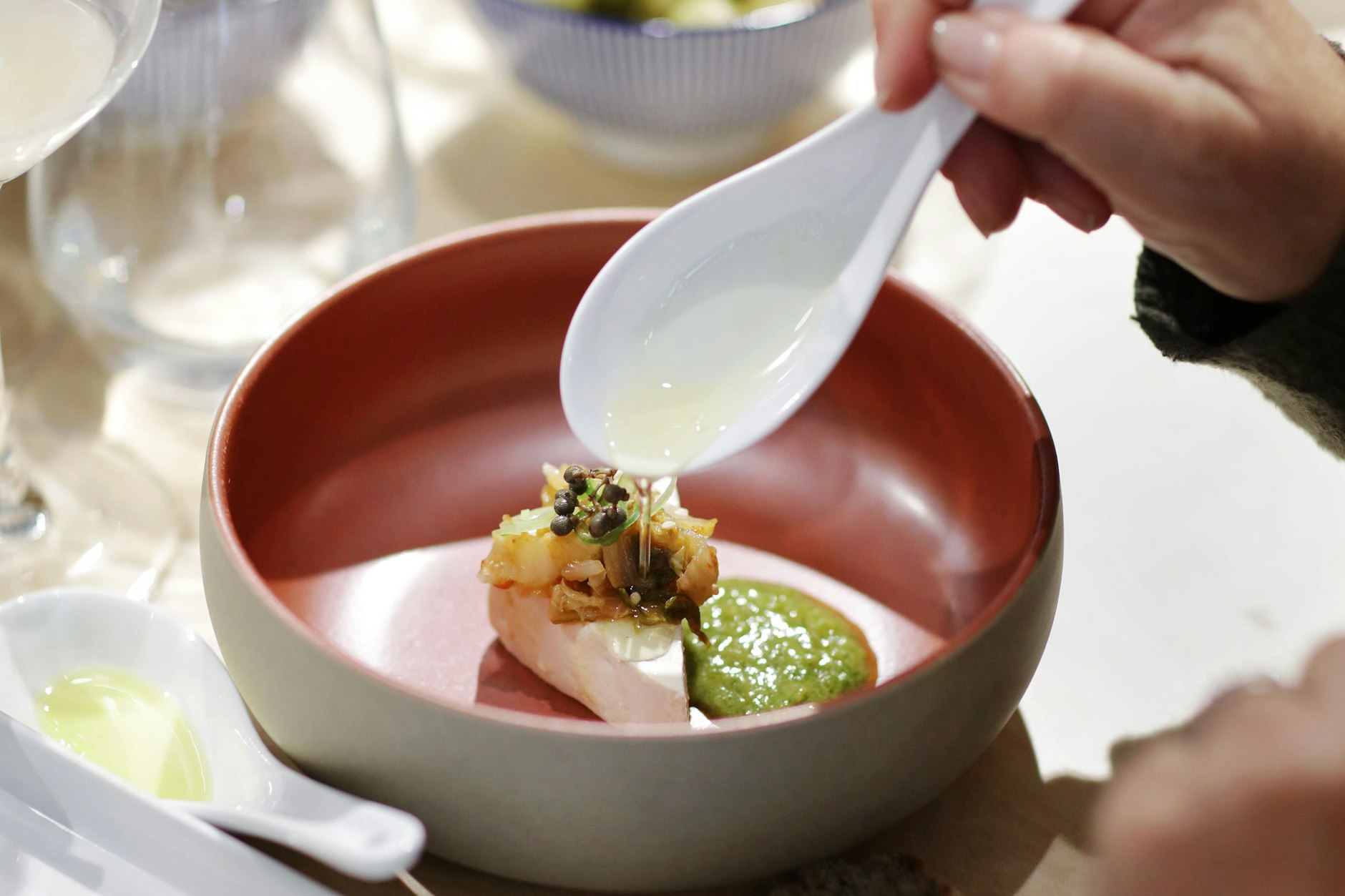 Lauwarmer Kartoffelsalat mit weißem Kimchi und Manchego. Wunderbar!