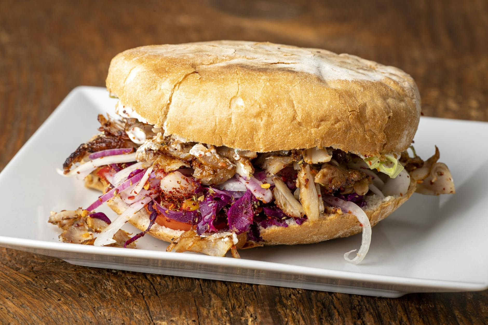 Ein Döner auf einem Teller.