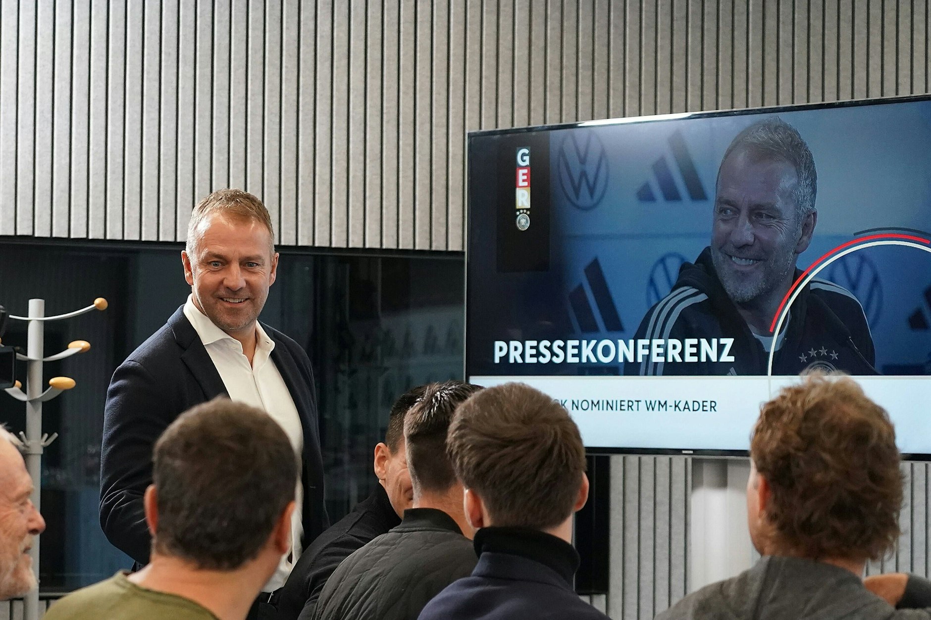 Hansi Flick plauscht mit Journalisten bei der Pressekonferenz zur Bekanntgabe des WM-Kaders.