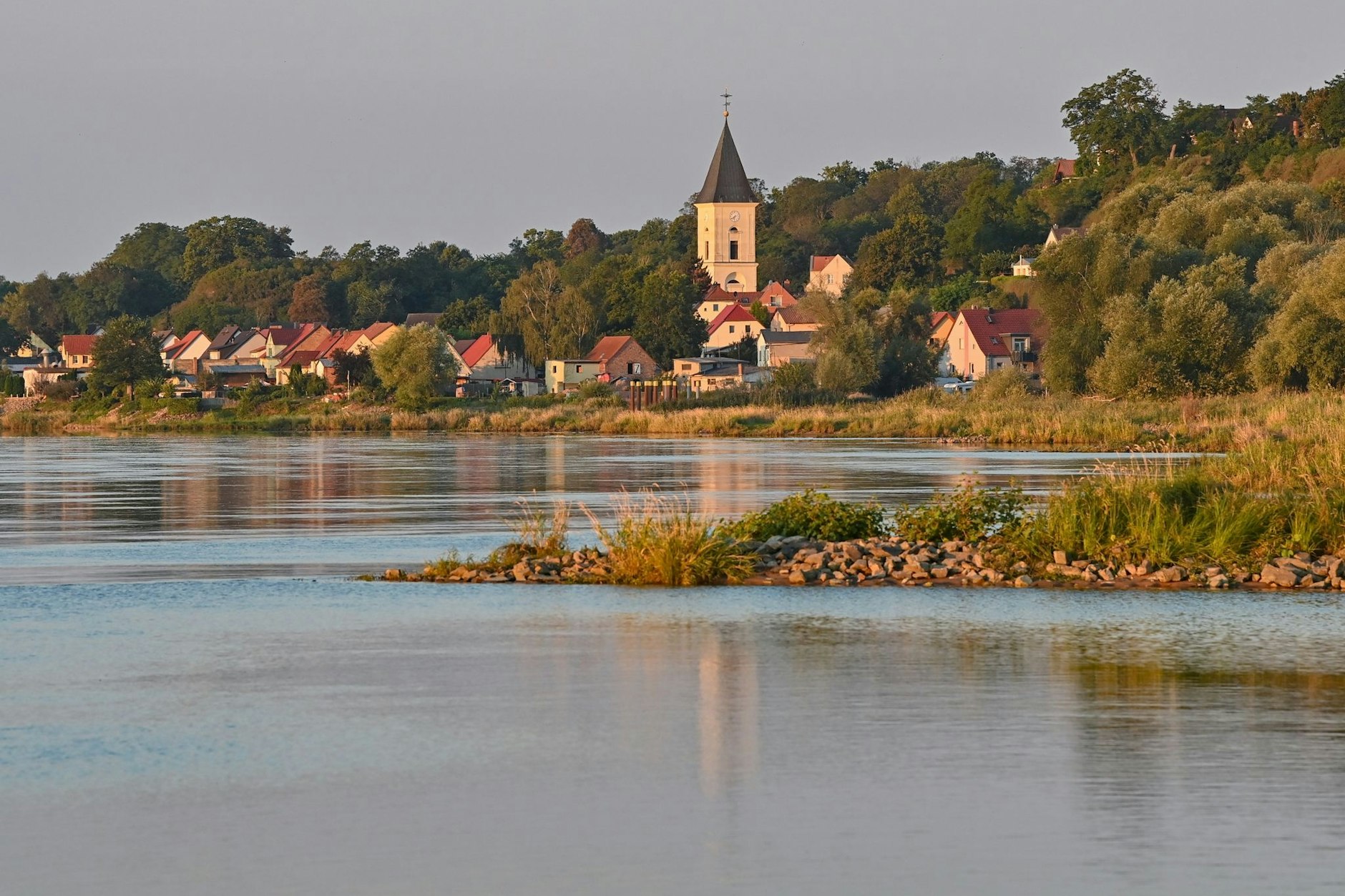 Der kleine Ort Lebus im Morgenlicht am deutsch-polnischen Grenzfluss Oder.&nbsp;