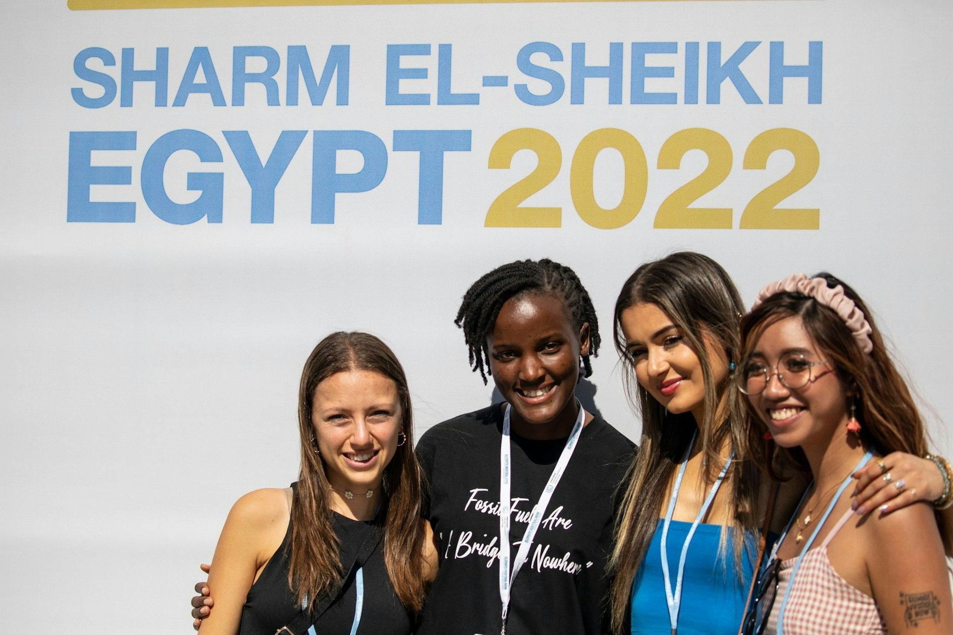 Die Klimaaktivisten aus Argentinien Nicole Becker, Uganda Vanessa Nakate, USA, Sophia Kianni, Philippinen, und Mitzi Jonelle Tan (von links nach rechts) während der UN-Klimakonferenz 2022 COP27 im International Convention Center.  
