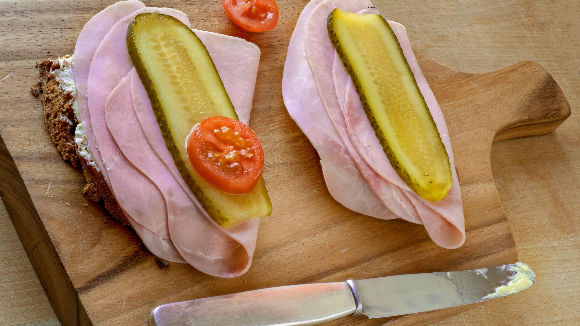 Eine Schneidebrett aus Holz kann man meist nicht bei hohen Temperaturen im Geschirrspüler waschen. Es ist eine Brutstätte für Bakterien.