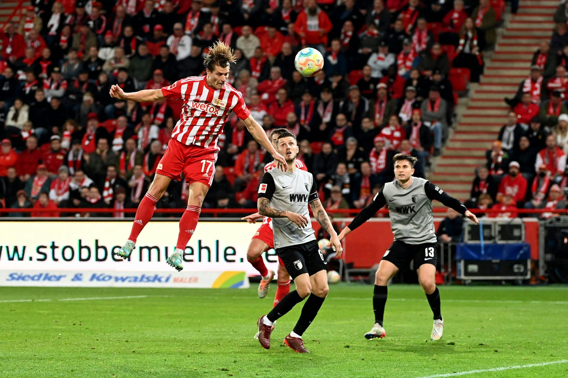 Ist es ein Vogel oder ein Flugzeug? Nein, es ist Air Behrens! Union-Stürmer Kevin Behrens bei einer Großchance, die leider nur am Pfosten landete.