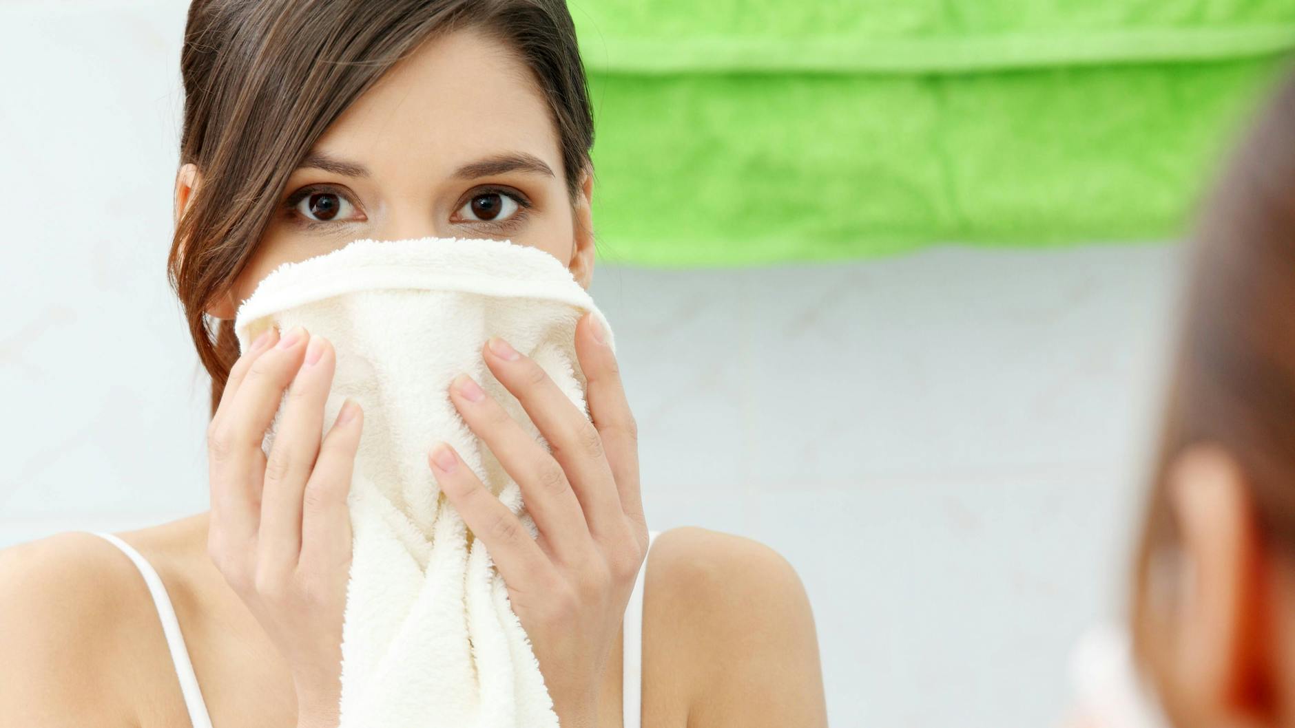 Handtücher sollten alle drei Tage heiß gewaschen werden, damit Sie sich die Keime nicht mutwillig ins Gesicht schmieren.