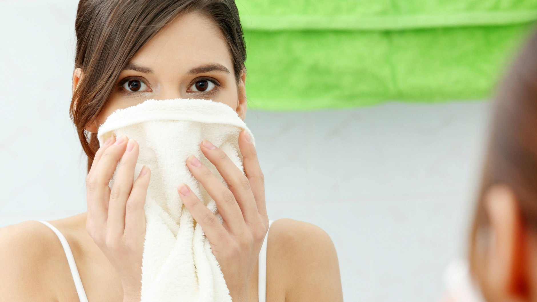 Handtücher sollten alle drei Tage heiß gewaschen werden, damit Sie sich die Keime nicht mutwillig ins Gesicht schmieren.