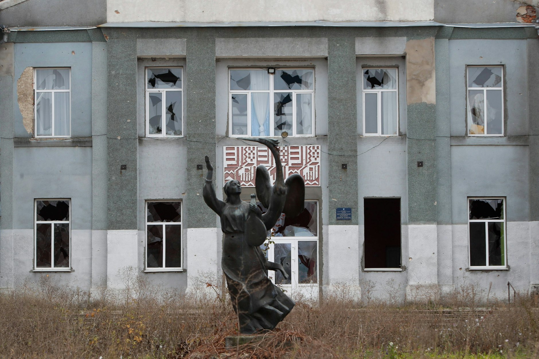 Ein zerstörtes Haus in Cherson. Die russischen Truppen haben nach eigenen Angaben mit dem Rückzug aus Cherson begonnen.