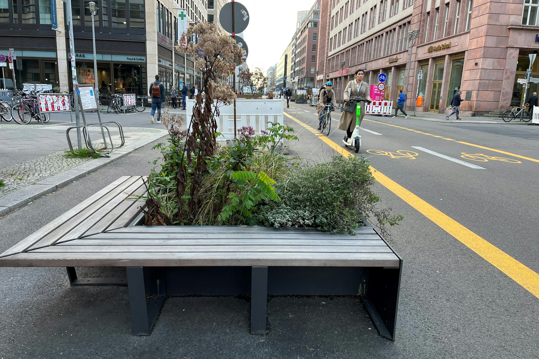 Kann weg. Noch ist der Abschnitt zwischen der Leipziger und der Französischen Straße möbliert. Doch ein Beschluss des Verwaltungsgerichts, der nun rechtskräftig geworden ist, fordert die Entfernung zum 23. November.