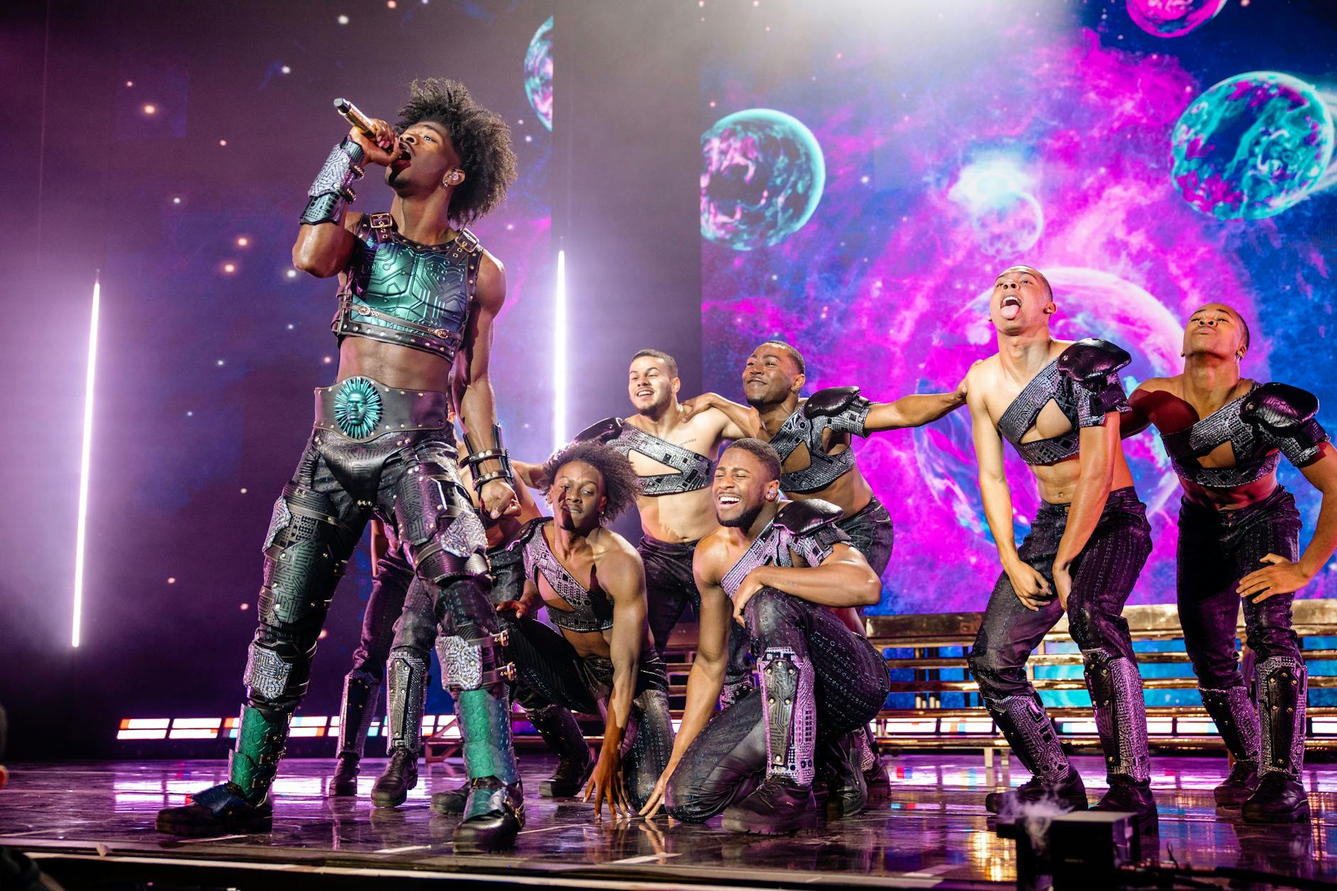 Lil Nas X mit Tänzern 