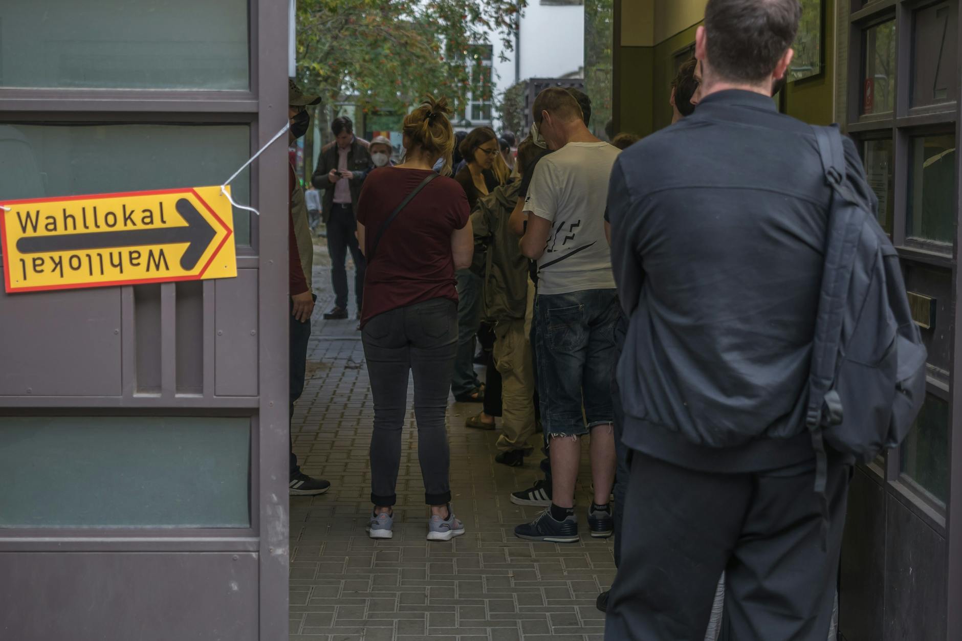 Am 26. September 2021 in Berlin: Wahlberechtigte warten nach 18 Uhr in einer Schlange vor einem Wahllokal in Prenzlauer Berg darauf, ihre Stimmen zur Bundestagswahl, der Abgeordnetenhauswahl und der Wahl der Bezirksvertretungen abzugeben. 