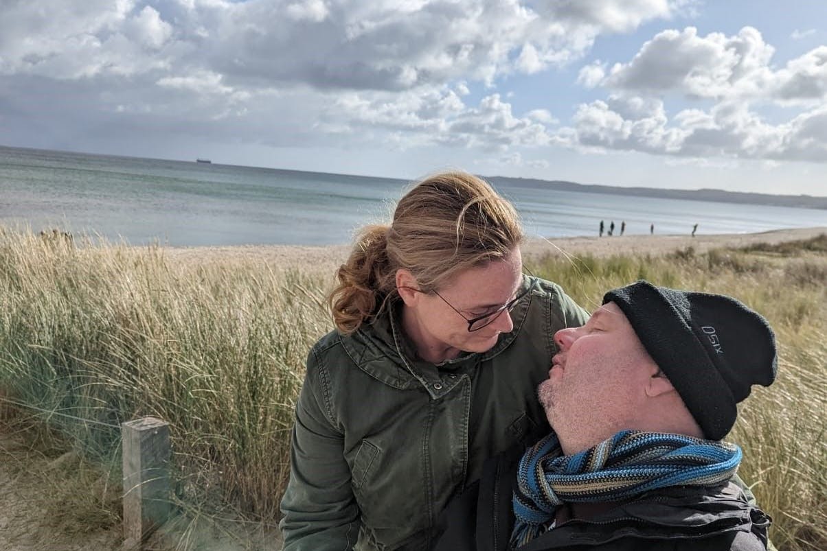 Monique Kaiser mit ihrem Mann Oliver. Sie zeigt ihm ein letztes Mal das Meer.