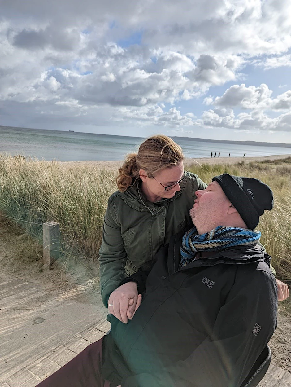 Monique Kaiser mit ihrem Mann Oliver. Sie zeigt ihm ein letztes Mal das Meer.