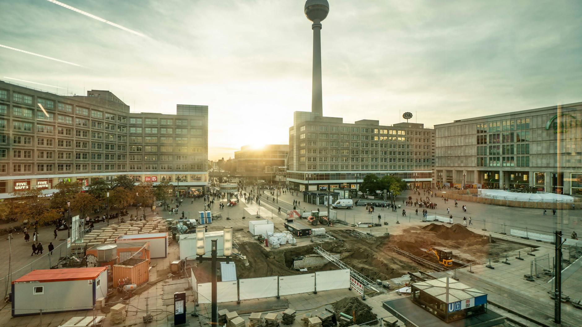 Die Baugrube des Covivio-Turmes am Alexanderplatz, die sich nahe dem U-Bahnhof befindet. Diese sorgte für eine Tunnelabsenkung. 