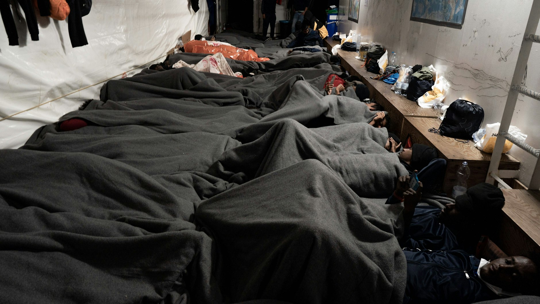 Menschen schlafen an Bord der „Ocean Viking“. Für sie geht es weiter nach Frankreich.