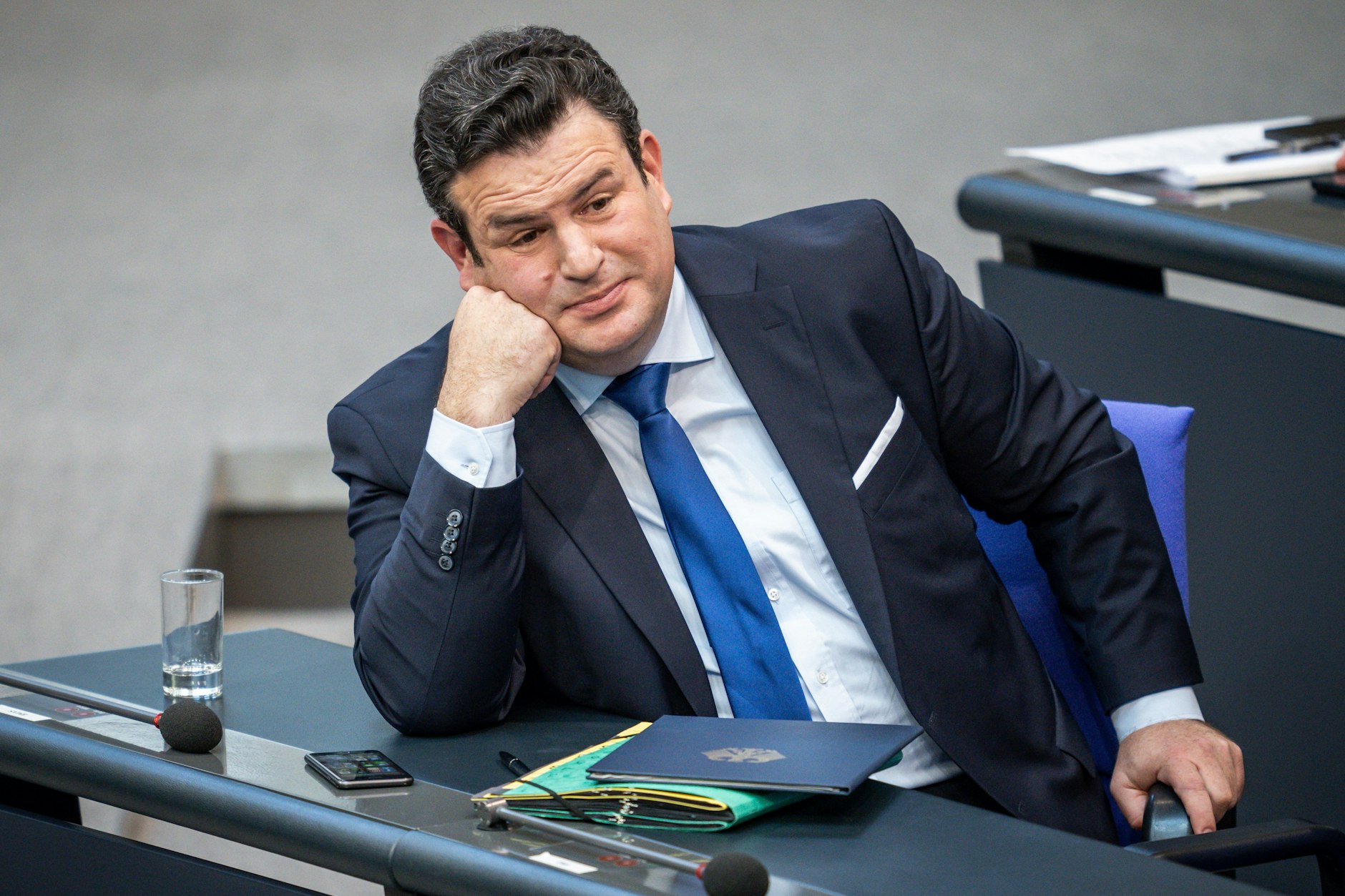 Hubertus Heil (SPD), Bundesminister für Arbeit und Soziales, verfolgt die Debatte zum Bürgergeld im Bundestag.&nbsp;