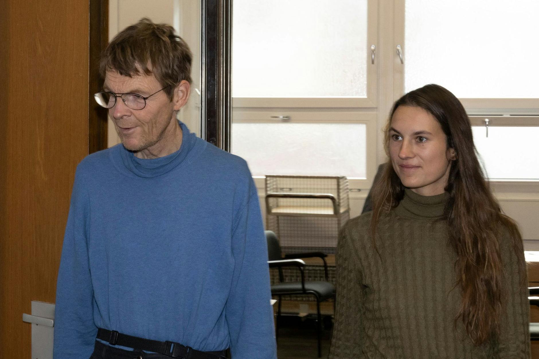 Der Angeklagte Michael W. (59) und seine erste Anwältin, die Jura-Studentin Mirjam H.: Sie wurde bekannt, weil sie neulich Kartoffelbrei auf das Monet-Gemälde in Potsdam warf. Die Richterin lehnte sie jedoch als Anwältin ab. 