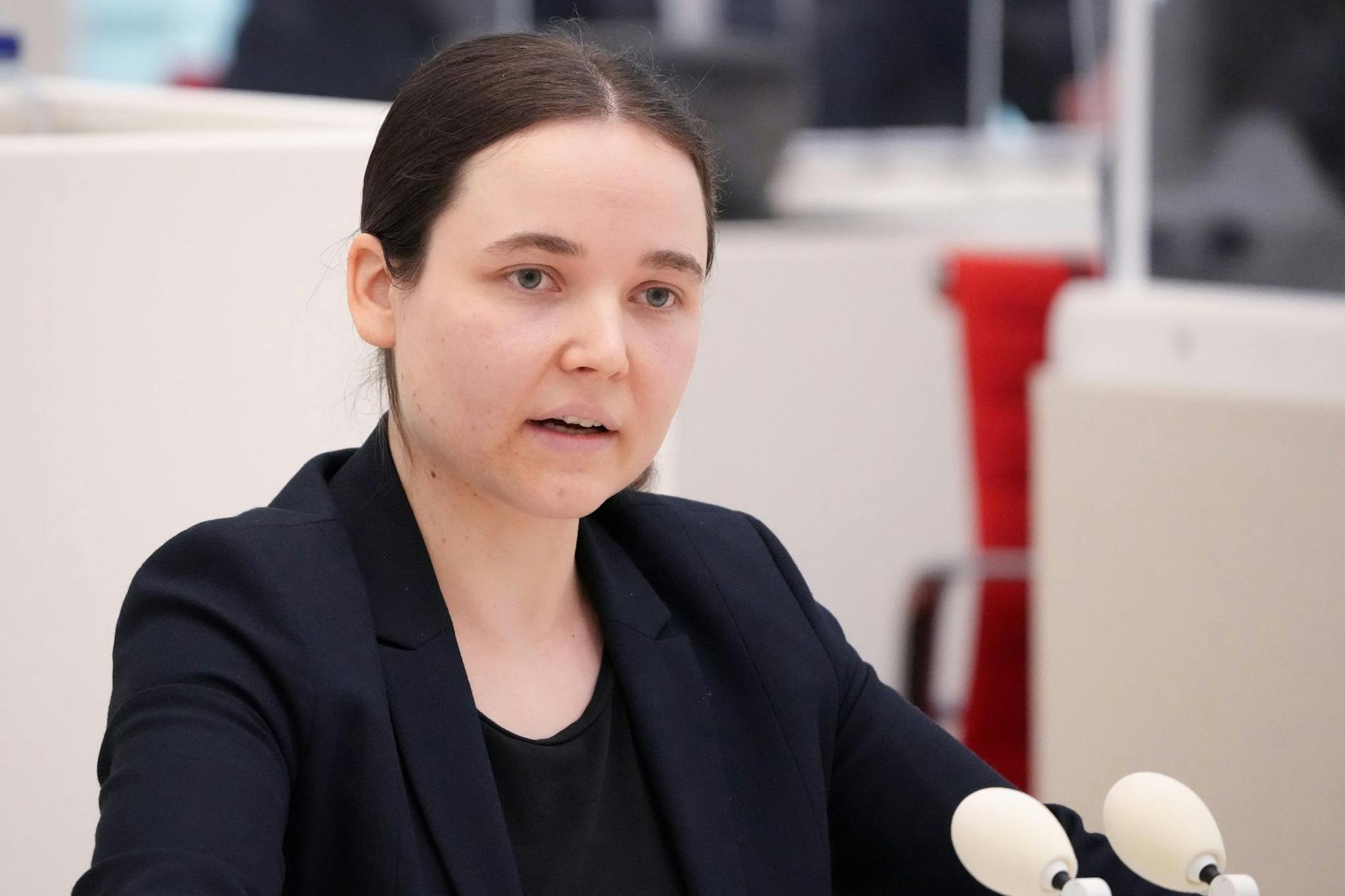 Marie Schäffer (Bündnis 90/Die Grünen) spricht während der Landtagssitzung.