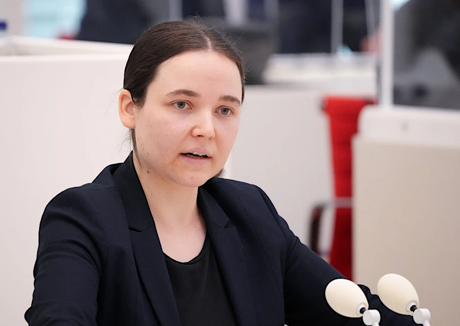Marie Schäffer (Bündnis 90/Die Grünen) spricht während der Landtagssitzung.