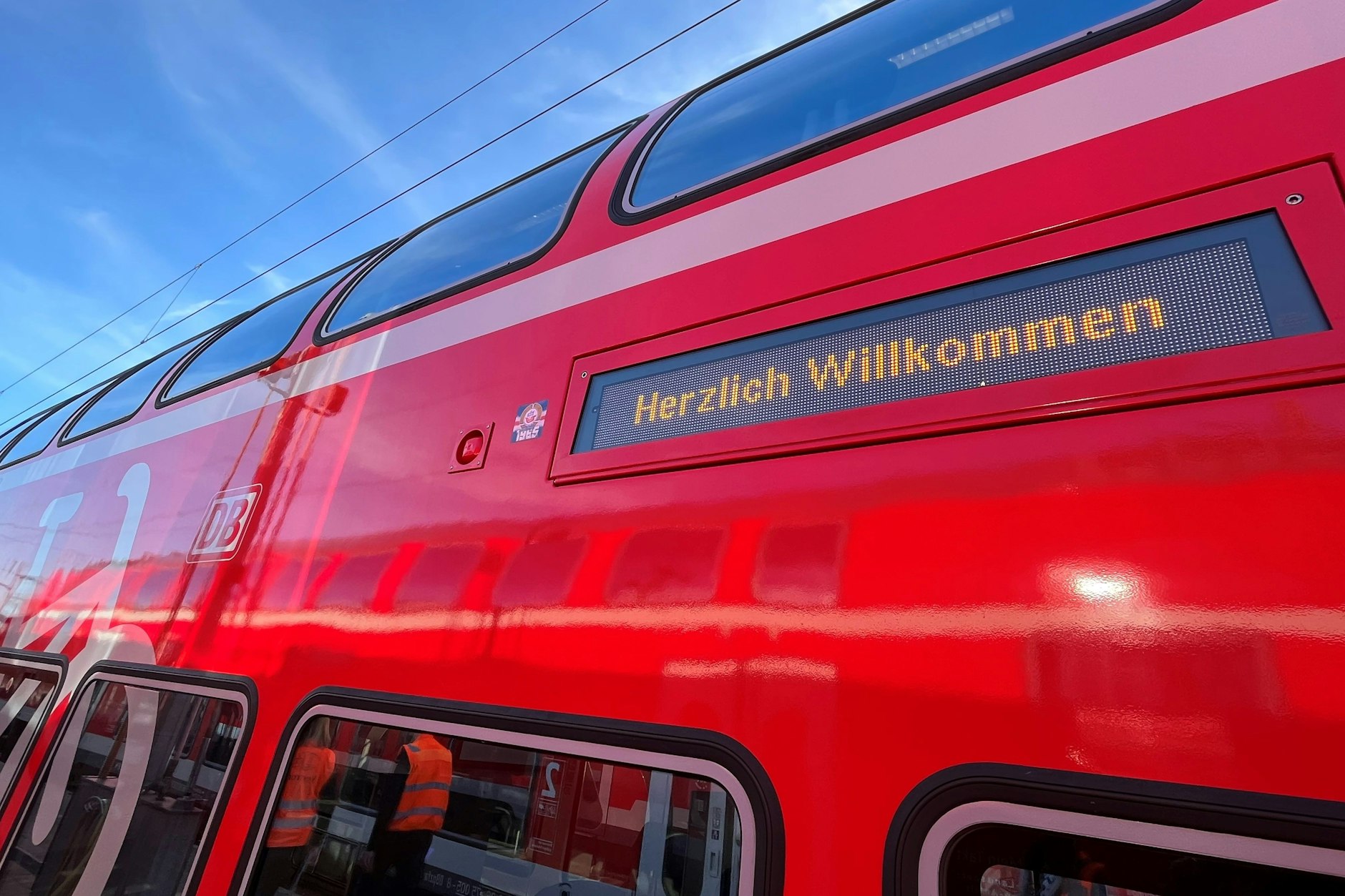 Ein modernisierter Doppelstockwagen der Deutschen Bahn (DB). Solche Fahrzeuge sollen auf den Linien RE2, FEX, RB10, RB14, RB24 und RB32 rollen. 145 Wagen werden erneuert, zum Fahrplanwechsel stehen 90 bereit.
