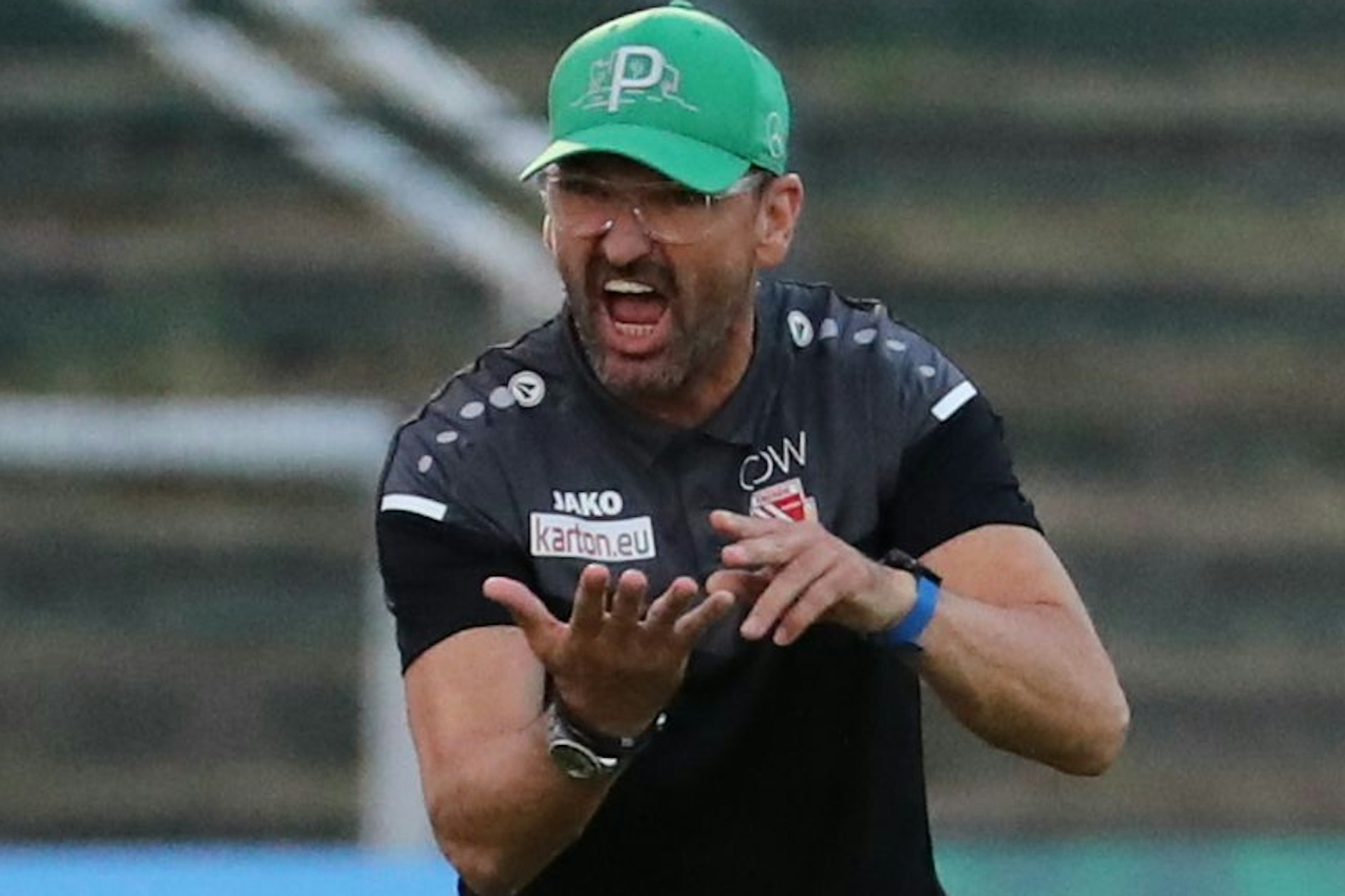 Claus-Dieter Wollitz, Trainer des FC Energie Cottbus, darf am Sonntag gegen den BFC Dynamo seine Elf nicht betreuen.