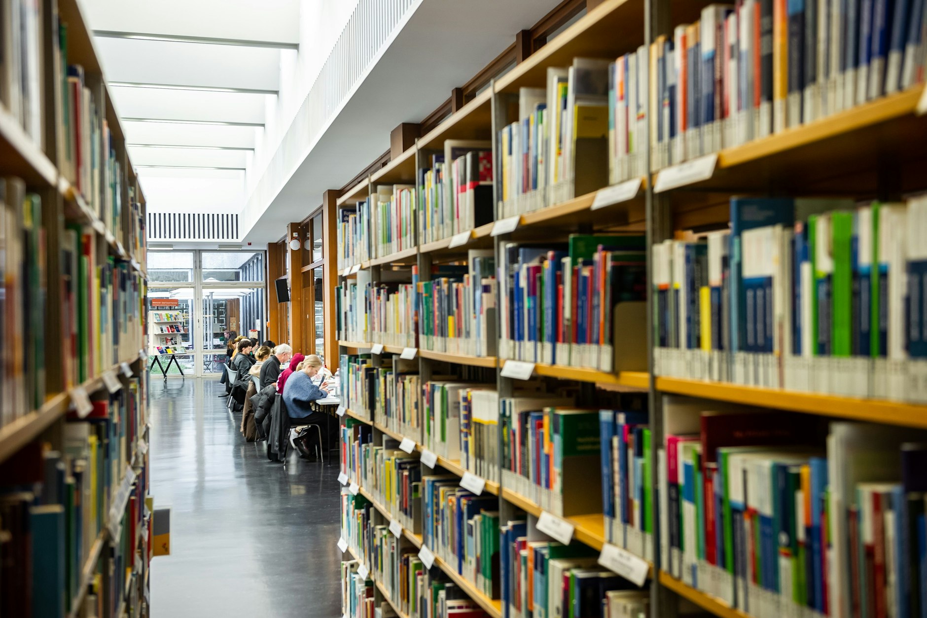 Blick in die Handbibliothek des Lesesaals