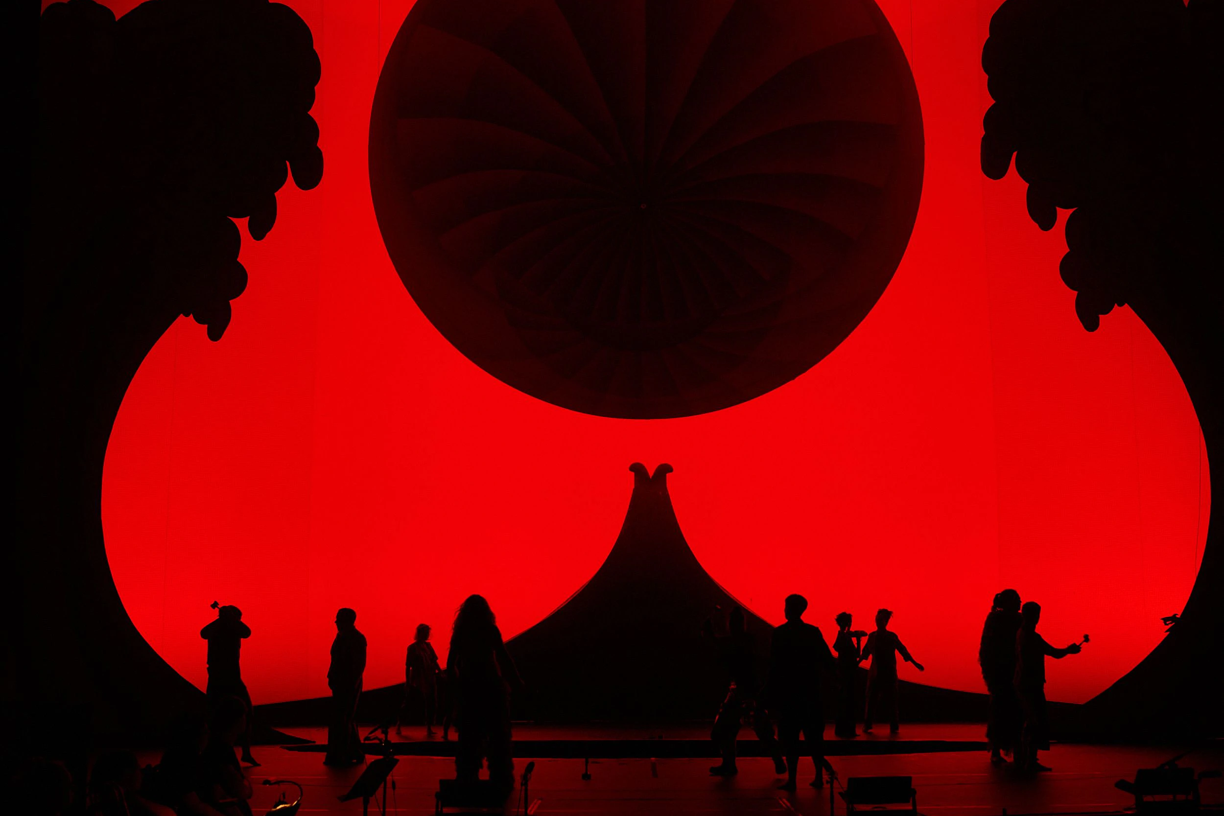 Vulkan mit Vulva-ähnlicher Öffnung an der Volksbühne