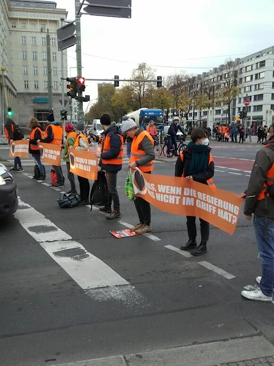 Mitglieder der Gruppe „Letzte Generation“ blockieren die Kreuzung am Frankfurter Tor in Friedrichshain.
