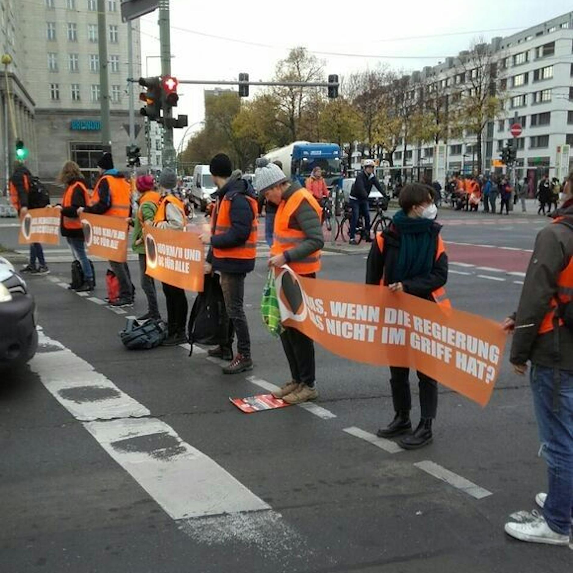 „Letzte Generation“ blockiert Frankfurter Tor