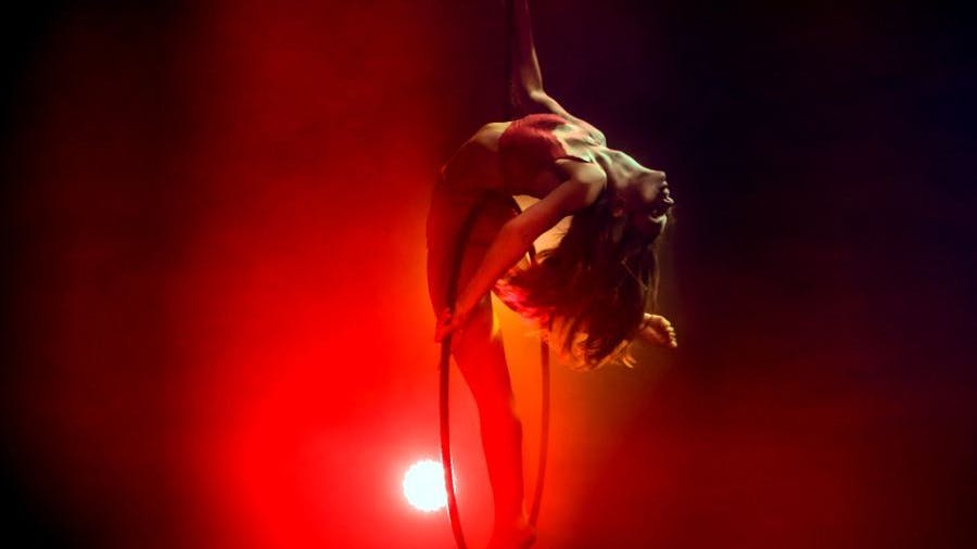 Anmutig, gewagt, schön: die Luftkontorsions-Nummer von Lena Ries.