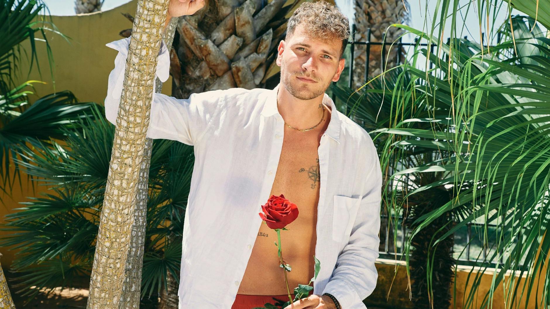 Yannick Syperek steht bei Bachelor in Paradise zwischen mehreren Frauen.