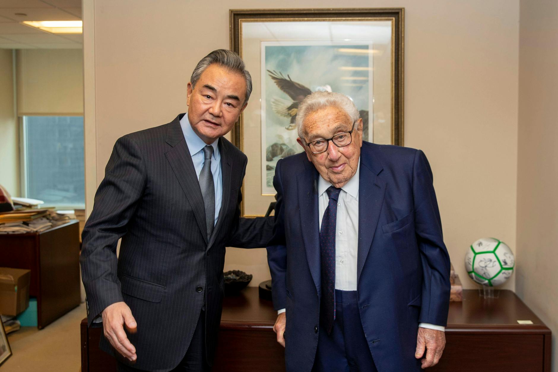 Henry Kissinger (rechts) trifft im September dieses Jahres den chinesischen Außenminister Wang Yi.