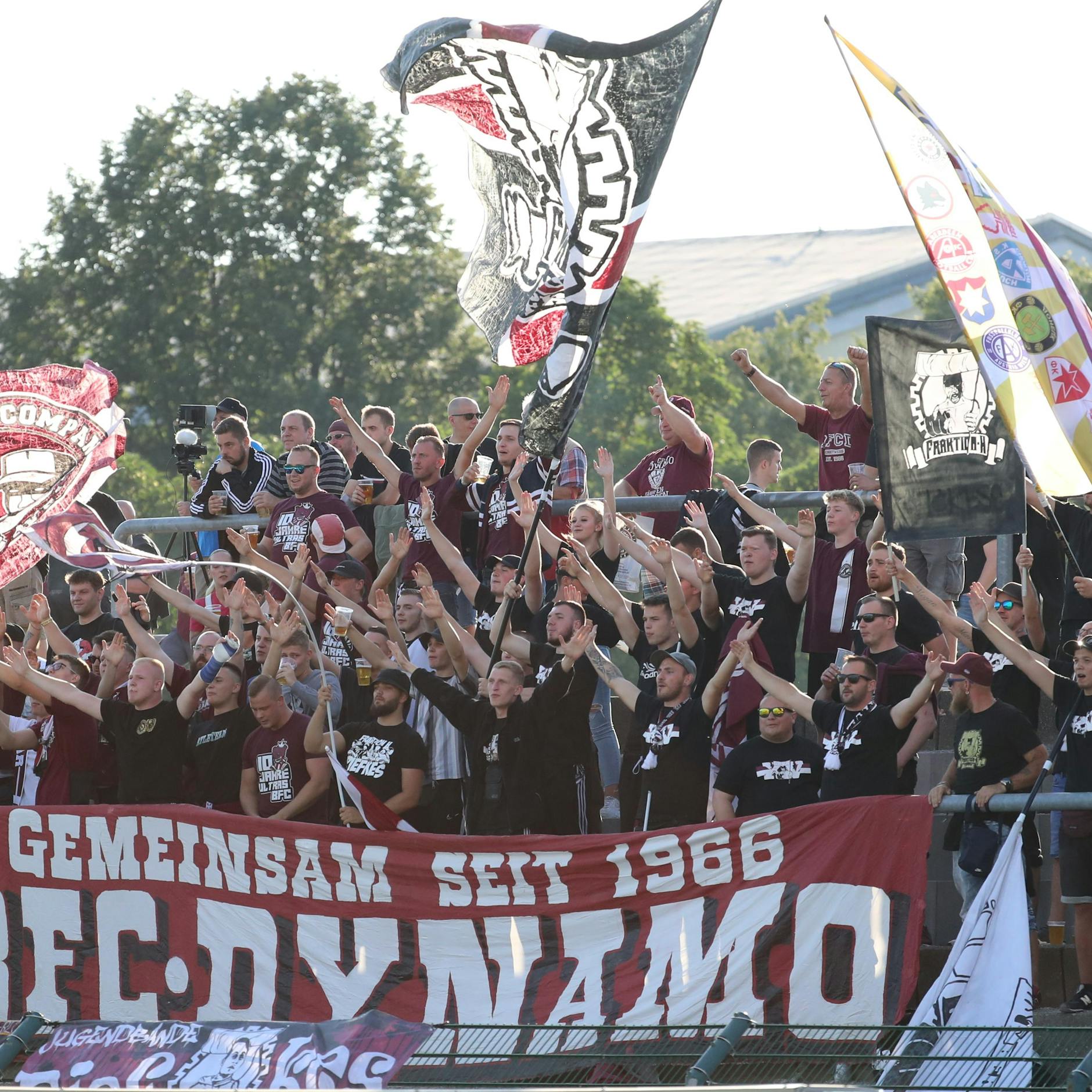 Das muntere Suchbild: Finden Sie die Anti-Wollitz-Plakate? Nicht? Eben!