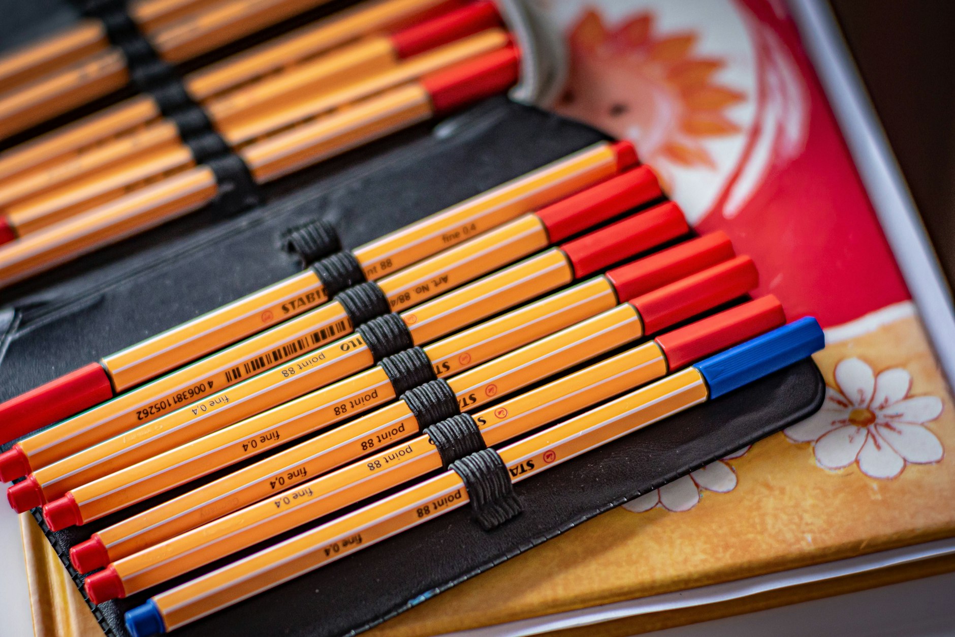 Gesucht werden zum Beispiel Federmäppchen, Stifte und Hefte.