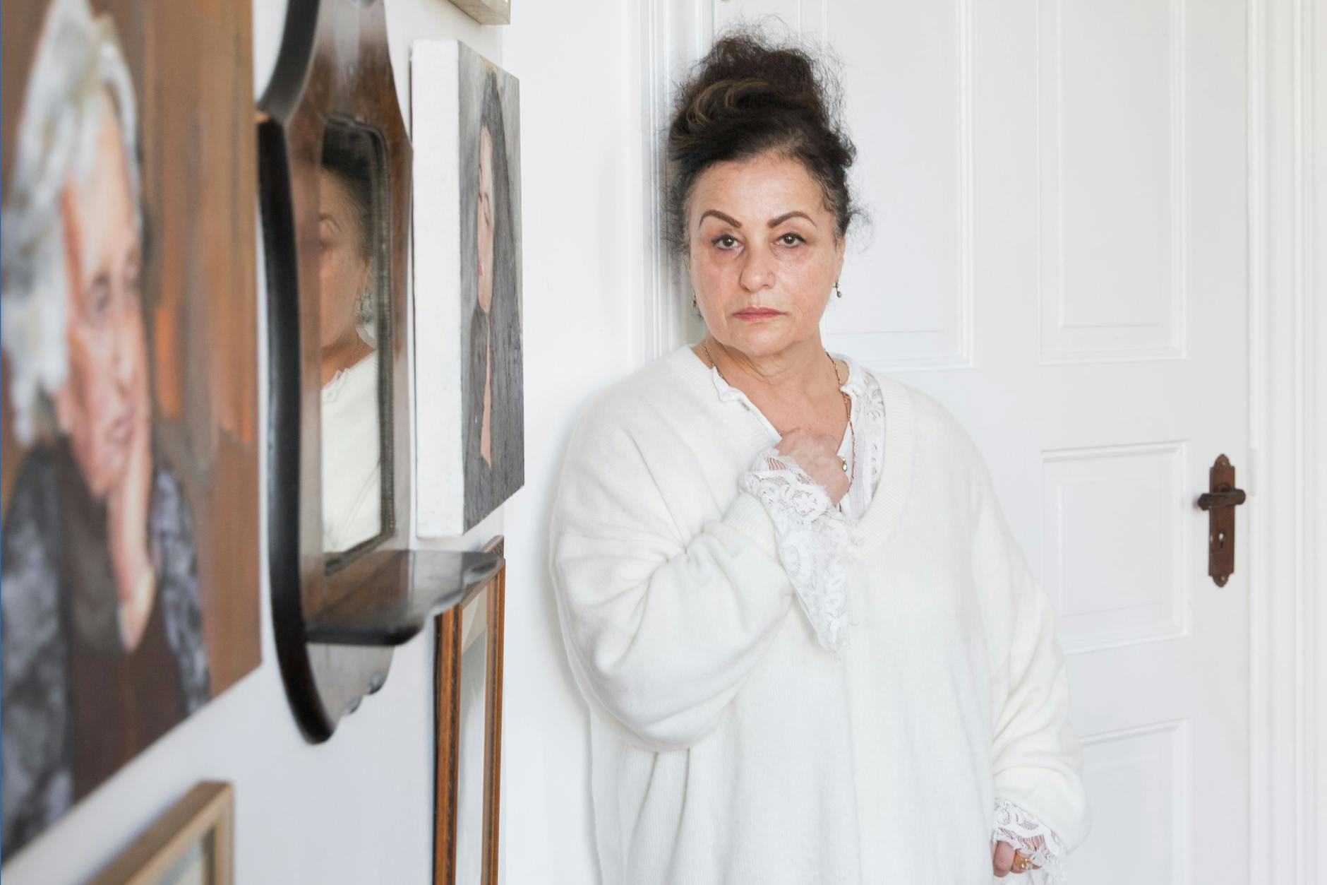 „Du musst jetzt mit den Geistern leben“: Maya Lasker-Wallfisch in ihrer Wohnung in Berlin. Links ein Porträt ihrer Mutter.