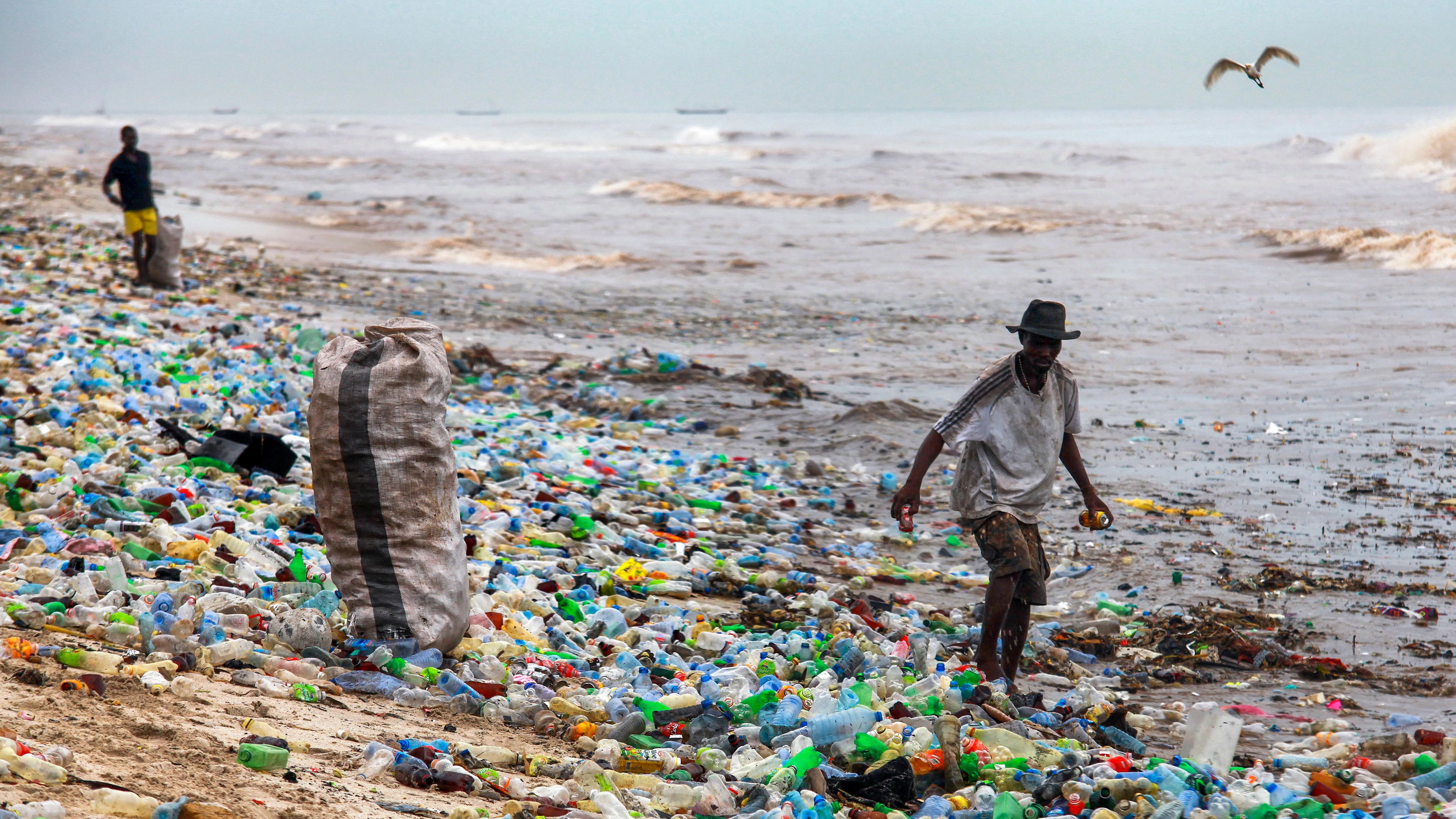 Ghana, Accra: Ein Mann sammelt verwertbaren Plastikmüll am verschmutzten Korle Gono Strand. Das Foto stammt aus dem Jahr 2016.