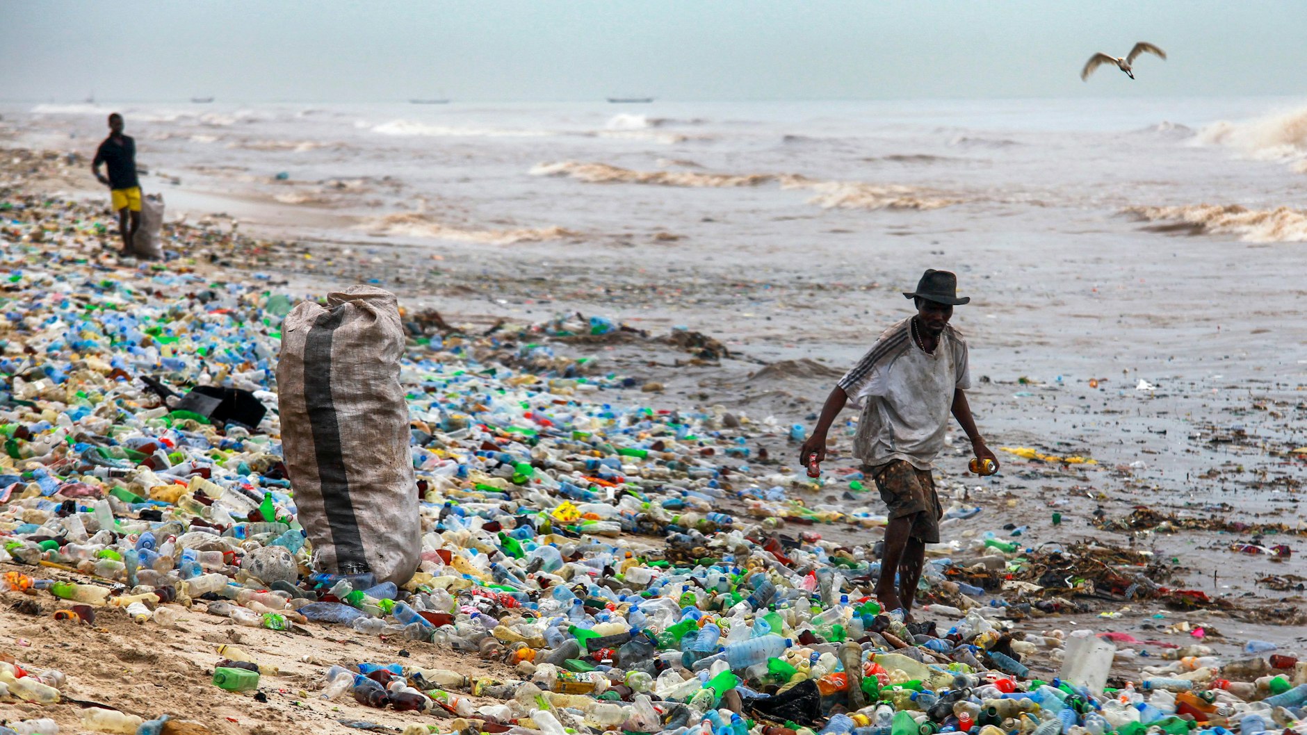 Ghana, Accra: Ein Mann sammelt verwertbaren Plastikmüll am verschmutzten Korle Gono Strand. Das Foto stammt aus dem Jahr 2016.