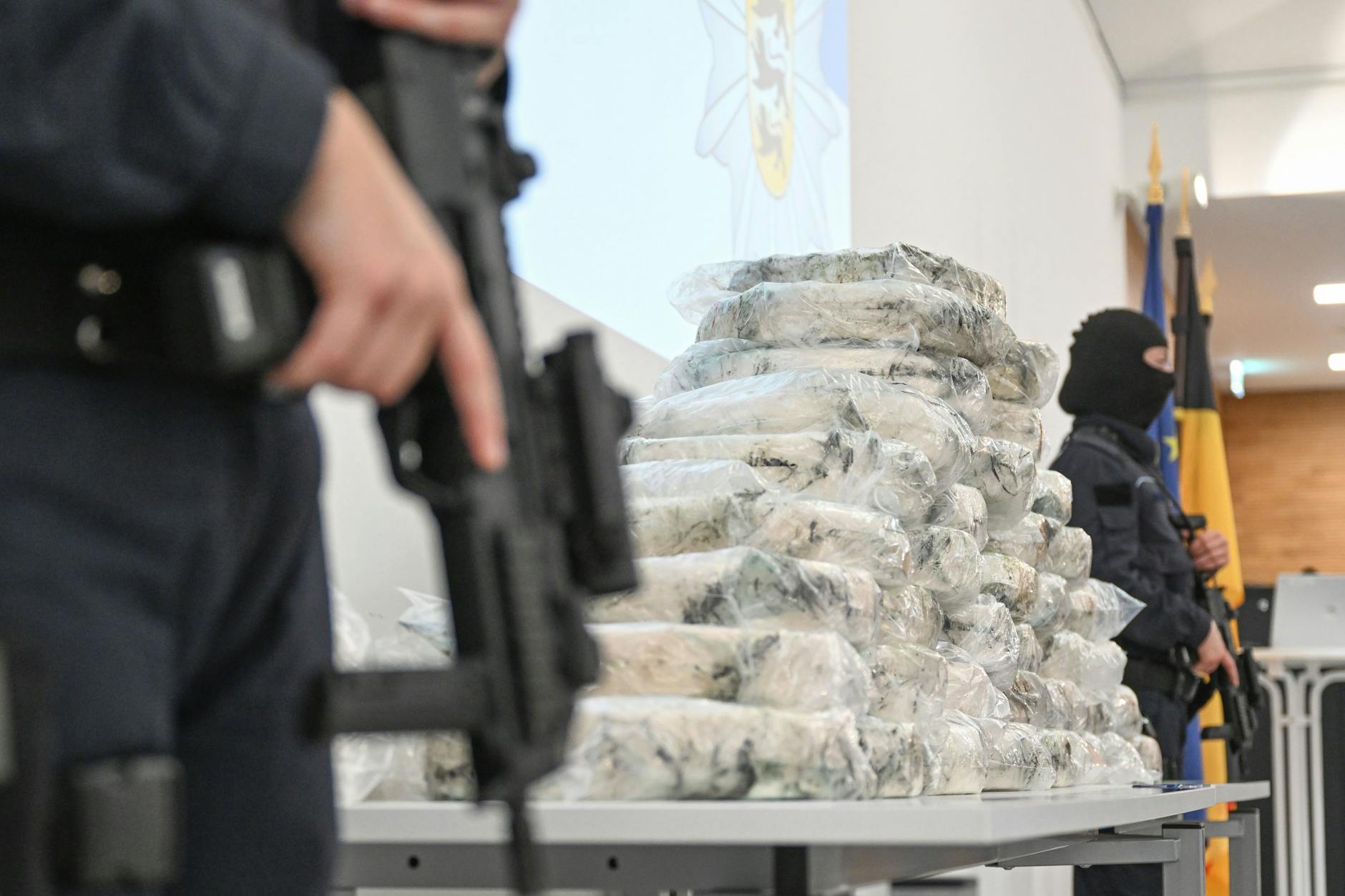  Polizistinnen bewachen im Polizeipräsidium Heilbronn Rauschgift, das bei einer Pressekonferenz präsentiert wird. Insgesamt rund 200 Kilogramm Methamphetamin wurden in einer Hydraulikpresse sichergestellt. 