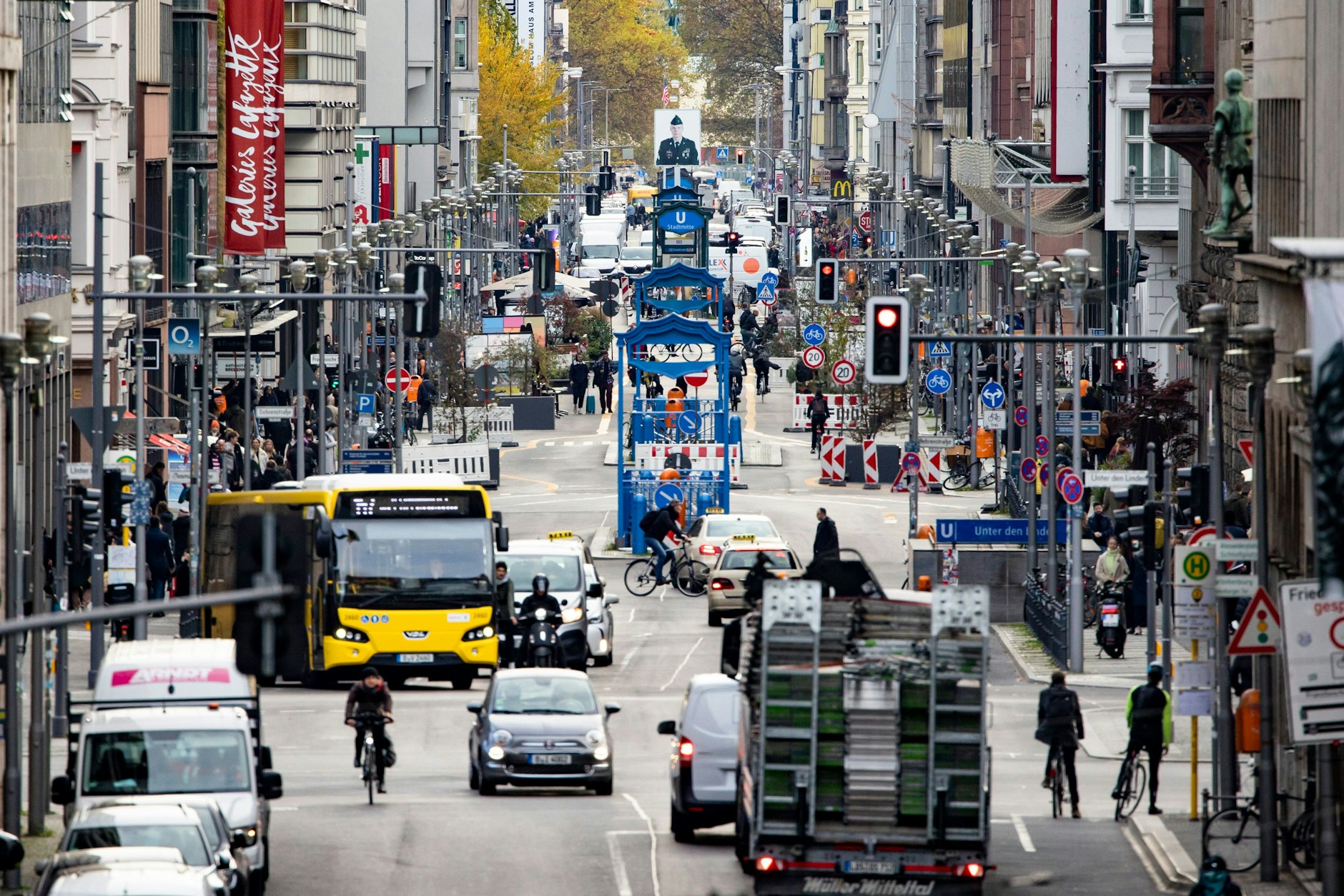 So war es früher: die Friedrichstraße in Mitte mit den Galeries Lafayette (hinten links).  

