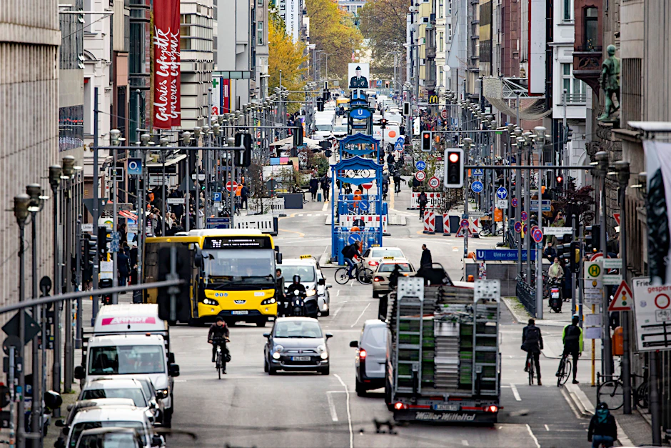 So war es früher: die Friedrichstraße in Mitte mit den Galeries Lafayette (hinten links).  
            
            