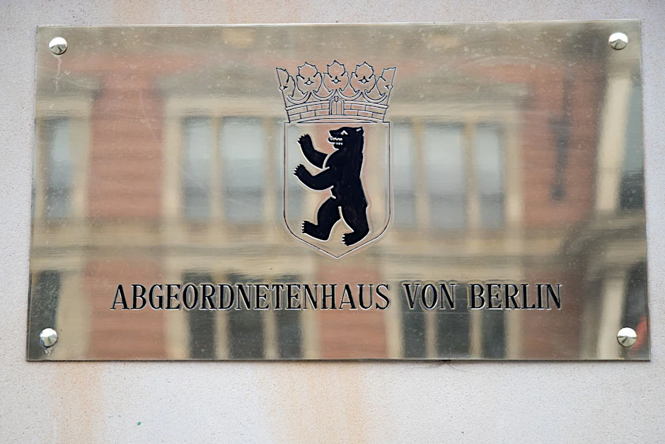 ARCHIV - Eine goldene Plakette ist am Berliner Abgeordnetenhaus angebracht.  r/dpa/Archivbild