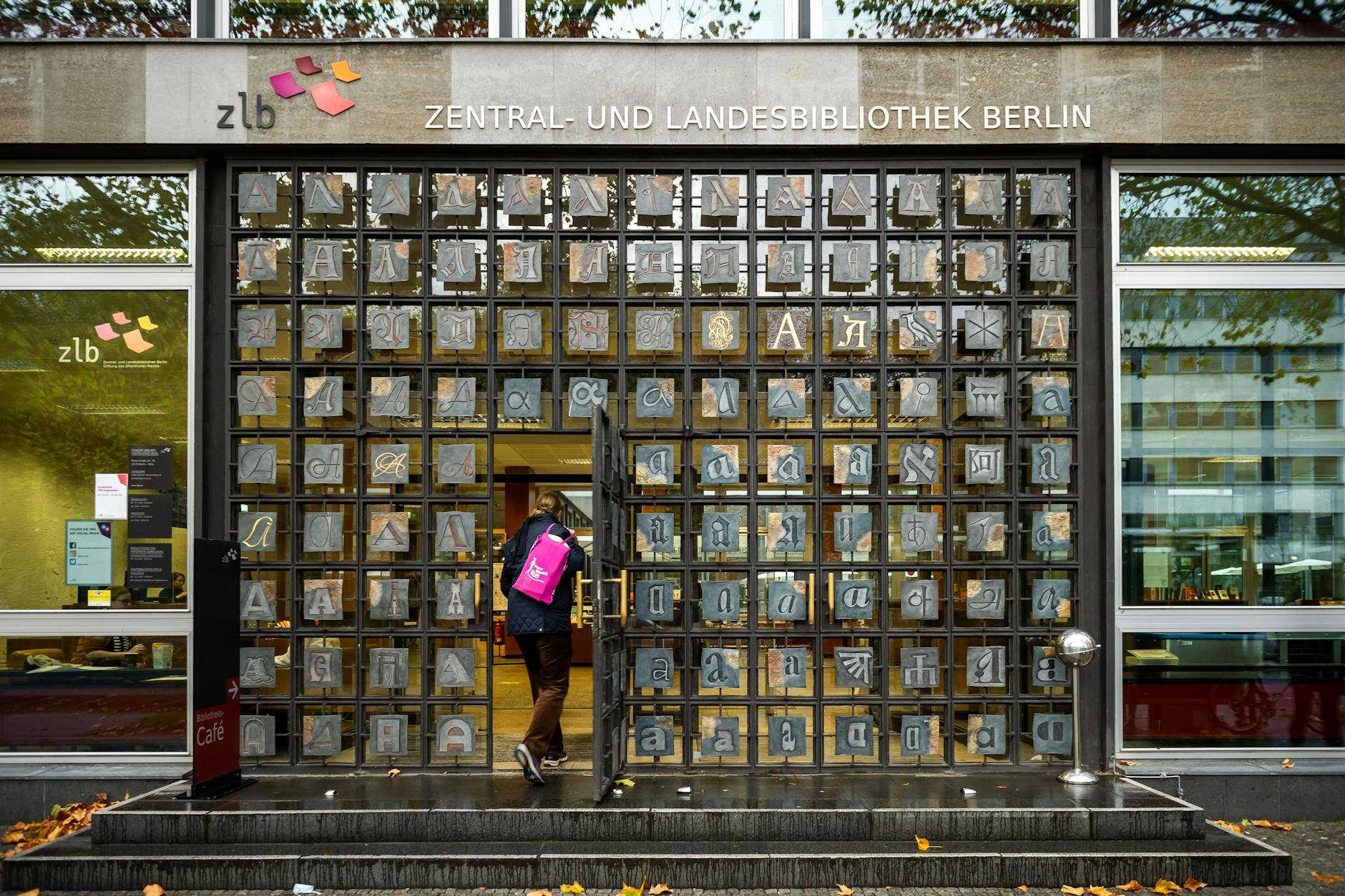 Der Eingang zum Gebäude in der Breiten Straße