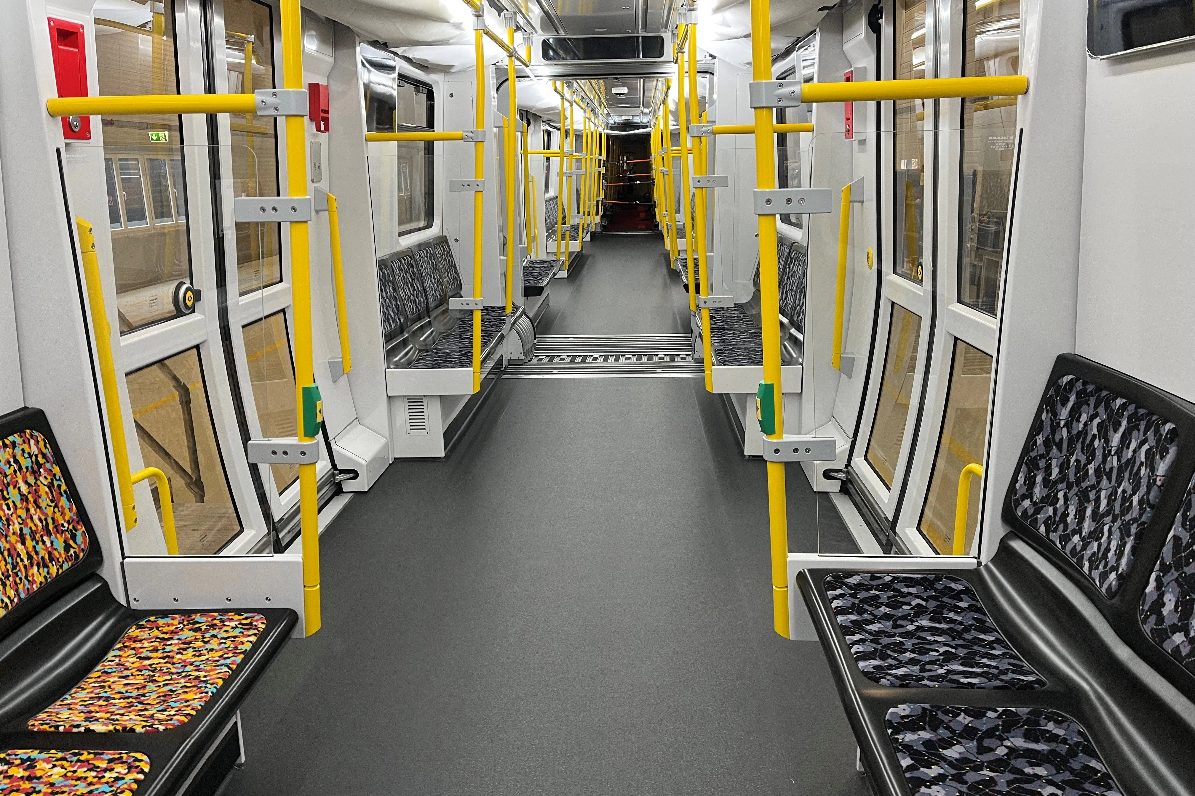Ein Blick ins Innere der Baureihe JK. Die Sitze links sind schon mit dem neuen farbenfrohen BVG-Muster bezogen, die anderen Bezüge tragen noch das bisherige Nachtliniendesgin.