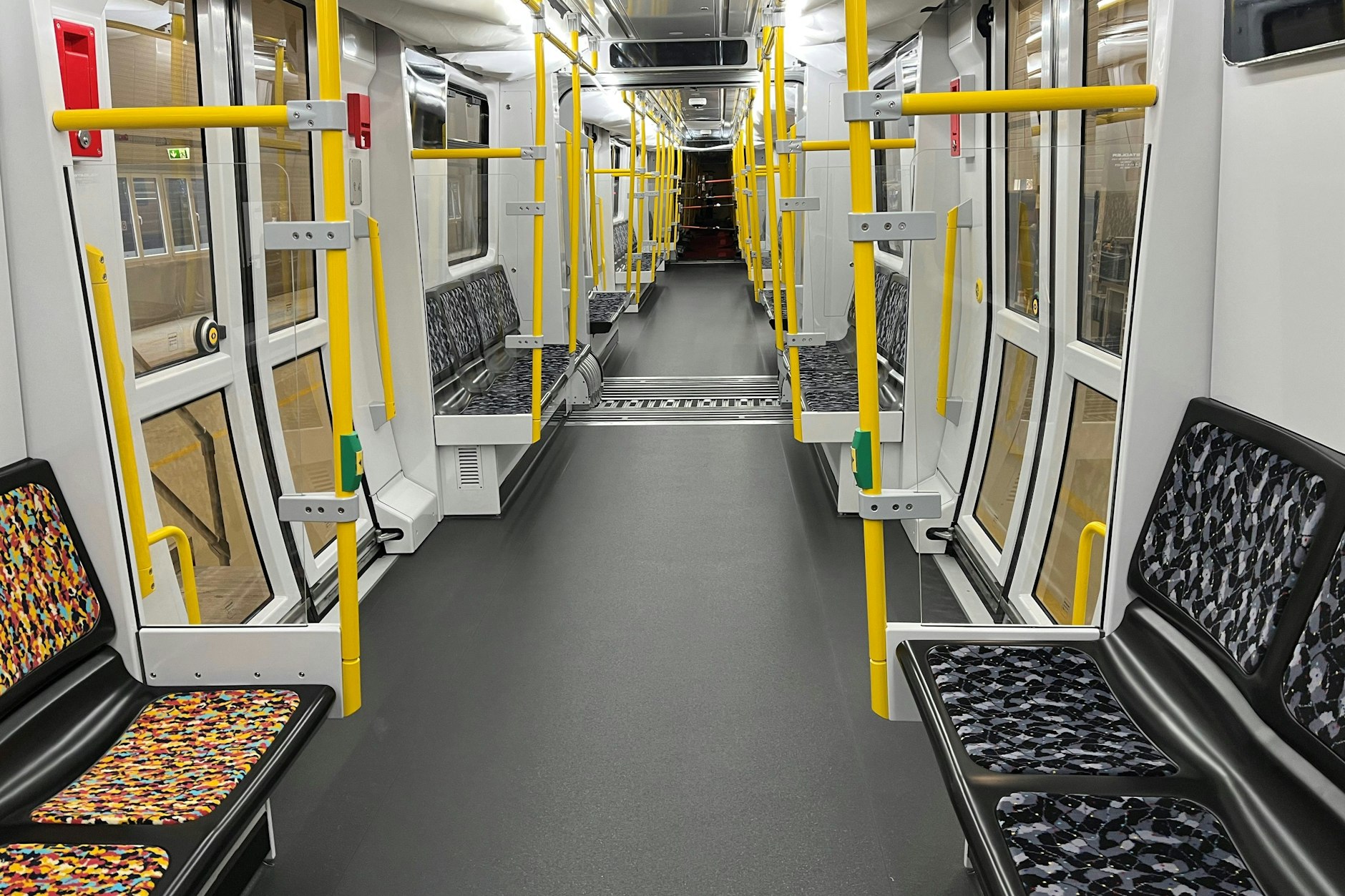 Ein Blick ins Innere der Baureihe JK. Die Sitze links sind schon mit dem neuen farbenfrohen BVG-Muster bezogen, die anderen Bezüge tragen noch das bisherige Nachtliniendesgin.