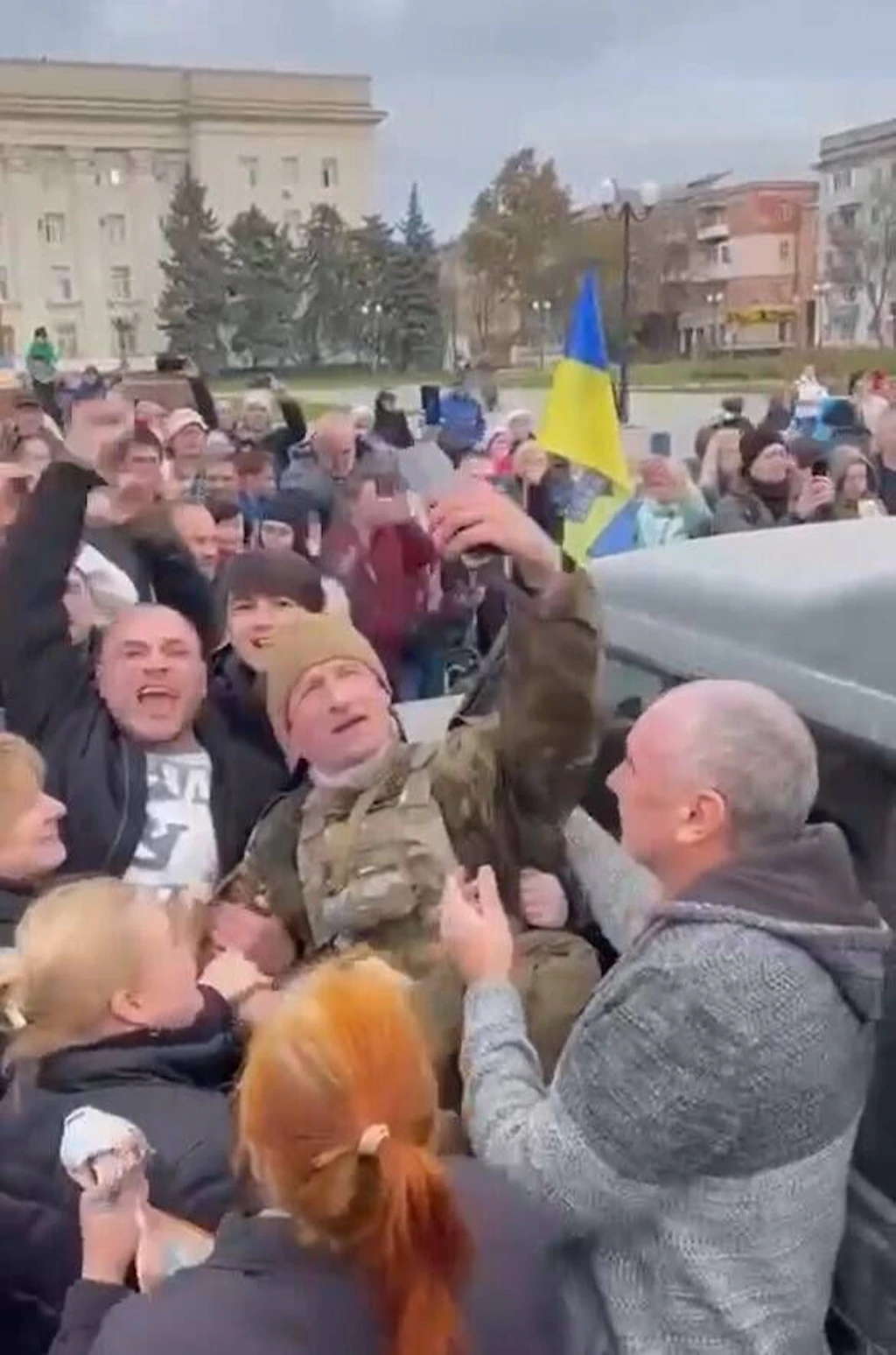 Russischer Abzug aus Cherson: Ukrainer jubeln in den Straßen