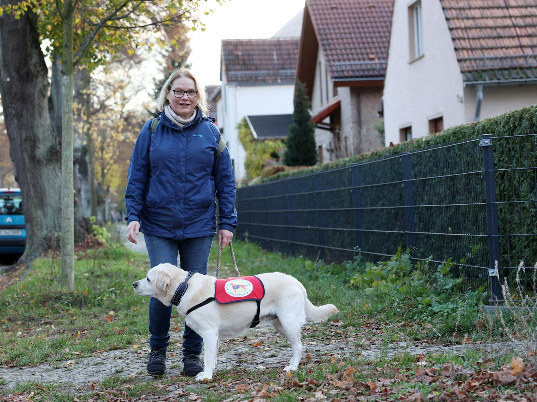 Jetzt bleibst du aber stehen! Hündin Mascha versperrt ihrer Besitzerin Manja Myrrhe-Kohlenbrenner den Weg.