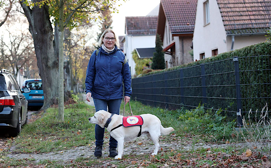 Jetzt bleibst du aber stehen! Hündin Mascha versperrt ihrer Besitzerin Manja Myrrhe-Kohlenbrenner den Weg.
