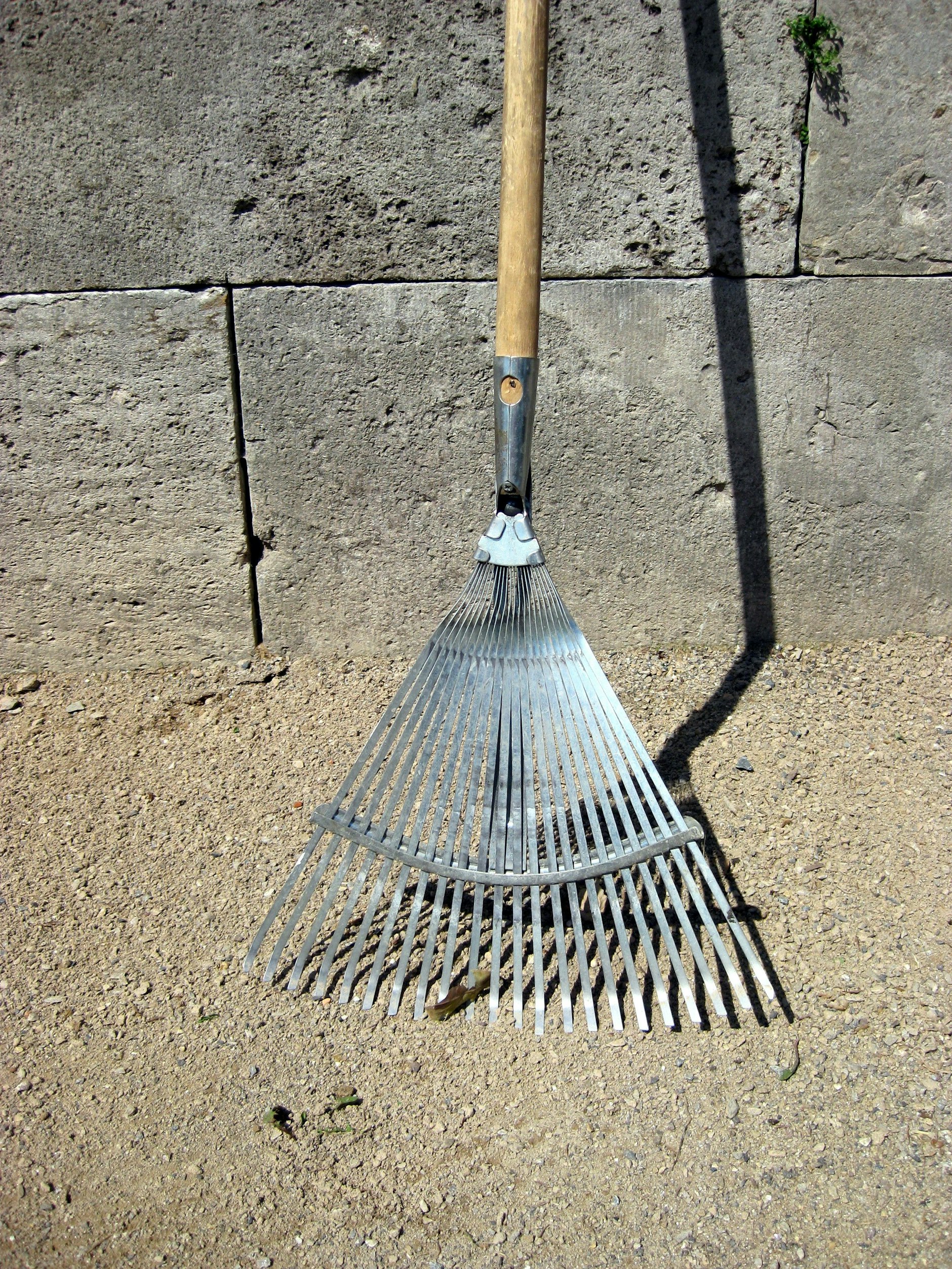 Was ein Laubrechen über eine Nachbarschaft aussagen kann.