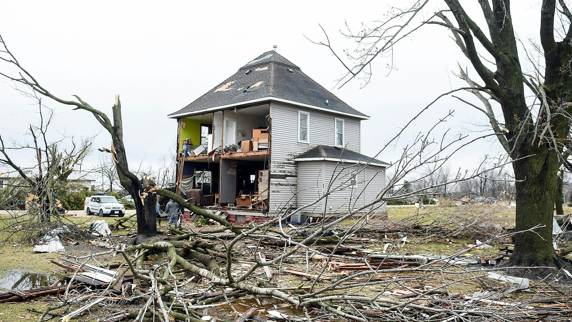 Nach einem Sturm fehlt von einem Haus in Taopi im US-Bundesstaat Minnesota die Fassade. Der US-Wetterdienst warnt vor heftigen Unwettern im Zentrum der USA mit schweren Schneefällen und starken Tornados.