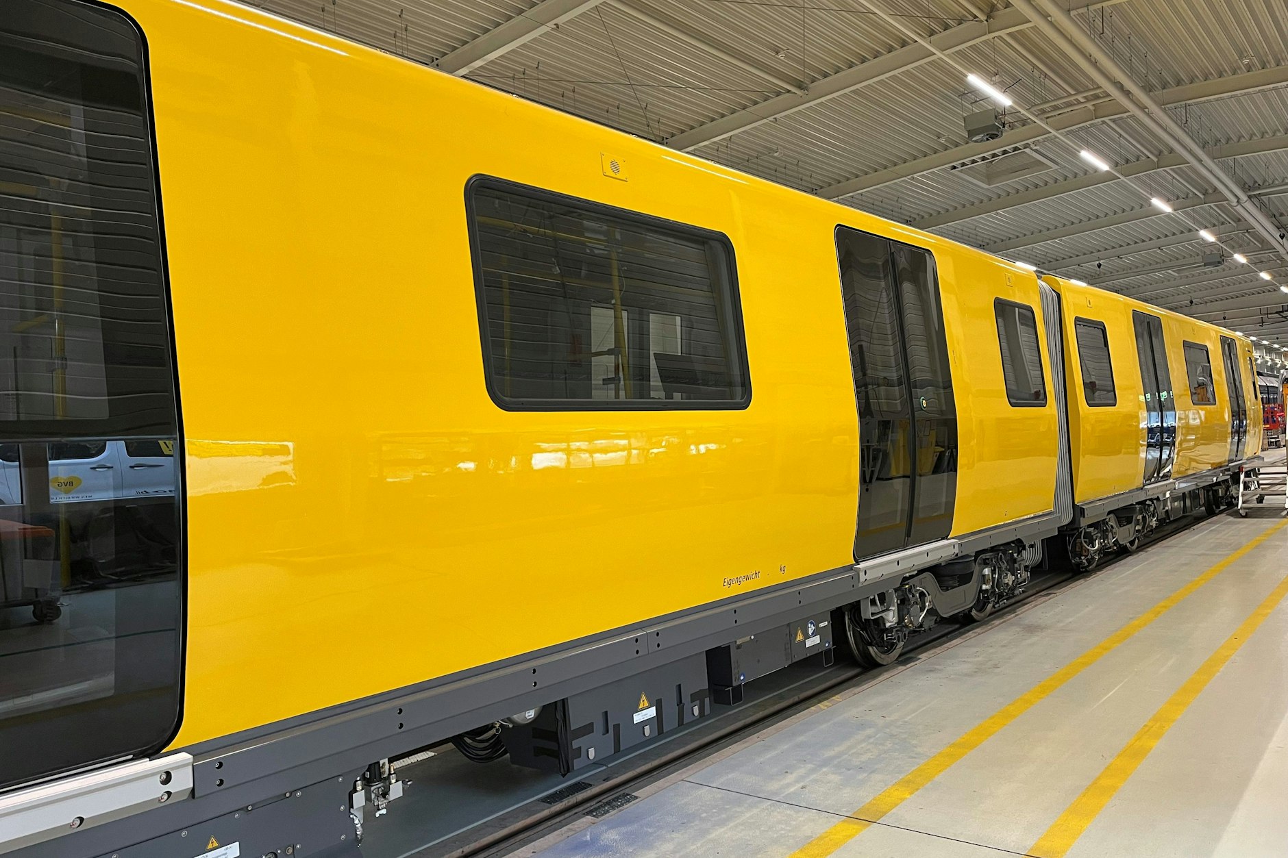 Der JK-Zug in Velten von der Seite. Die Fensterflächen wirken insgesamt kleiner.