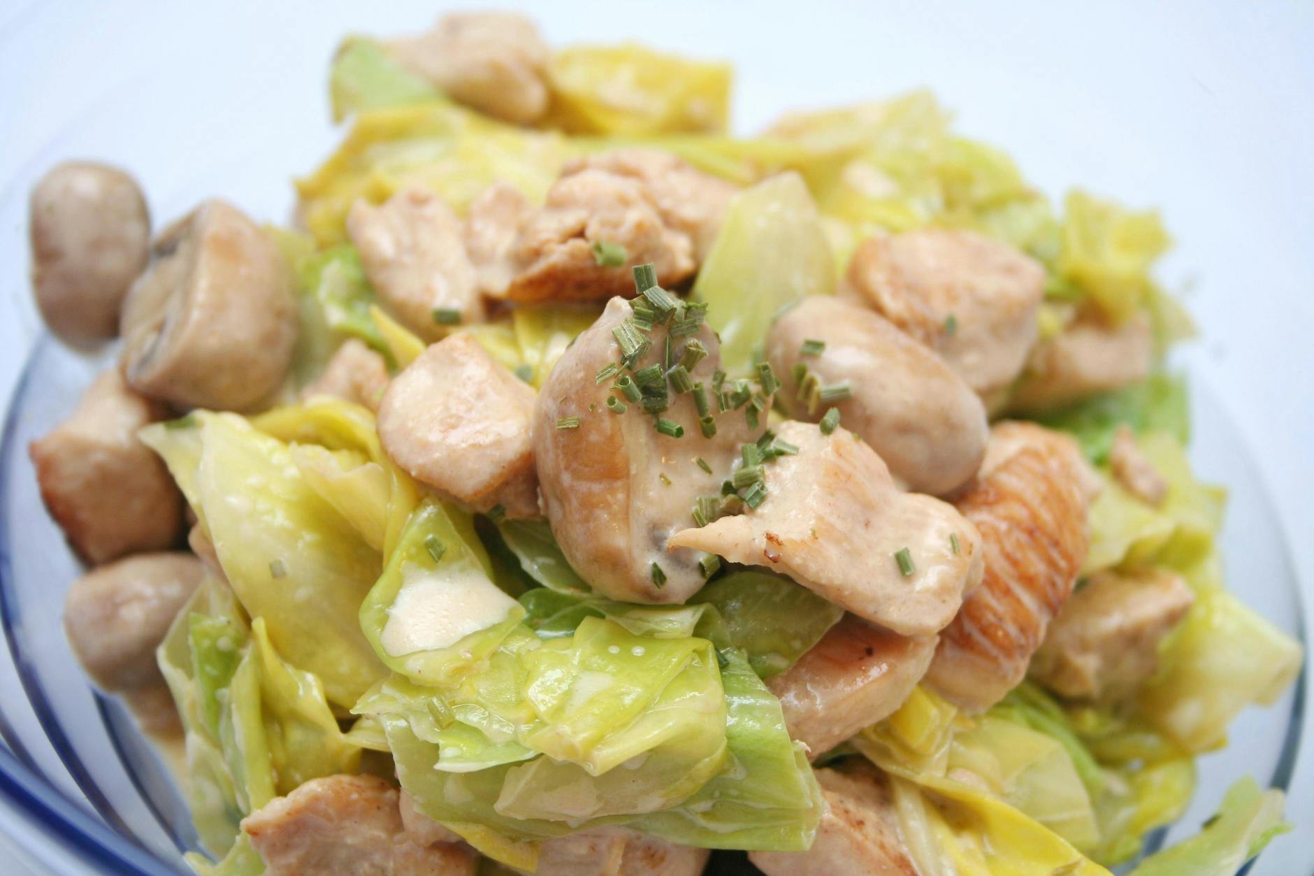 Parmesan gibt der Spitzkohlpfanne den besonderen Kick.